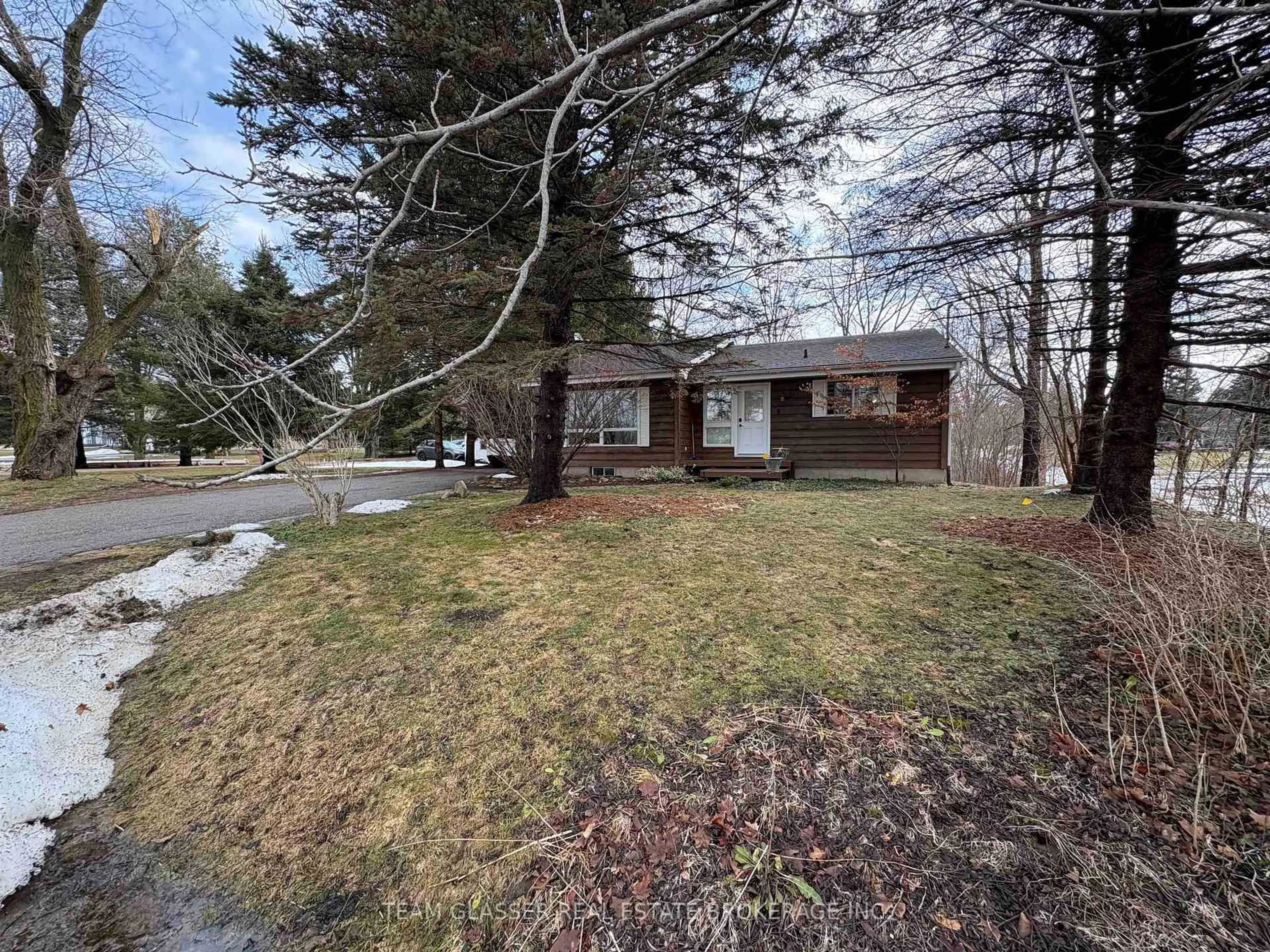 A pic from outside/outdoor area/front of a property/back of a property/a pic from drone, street for 214 North St, Thames Centre Ontario N0L 1G3