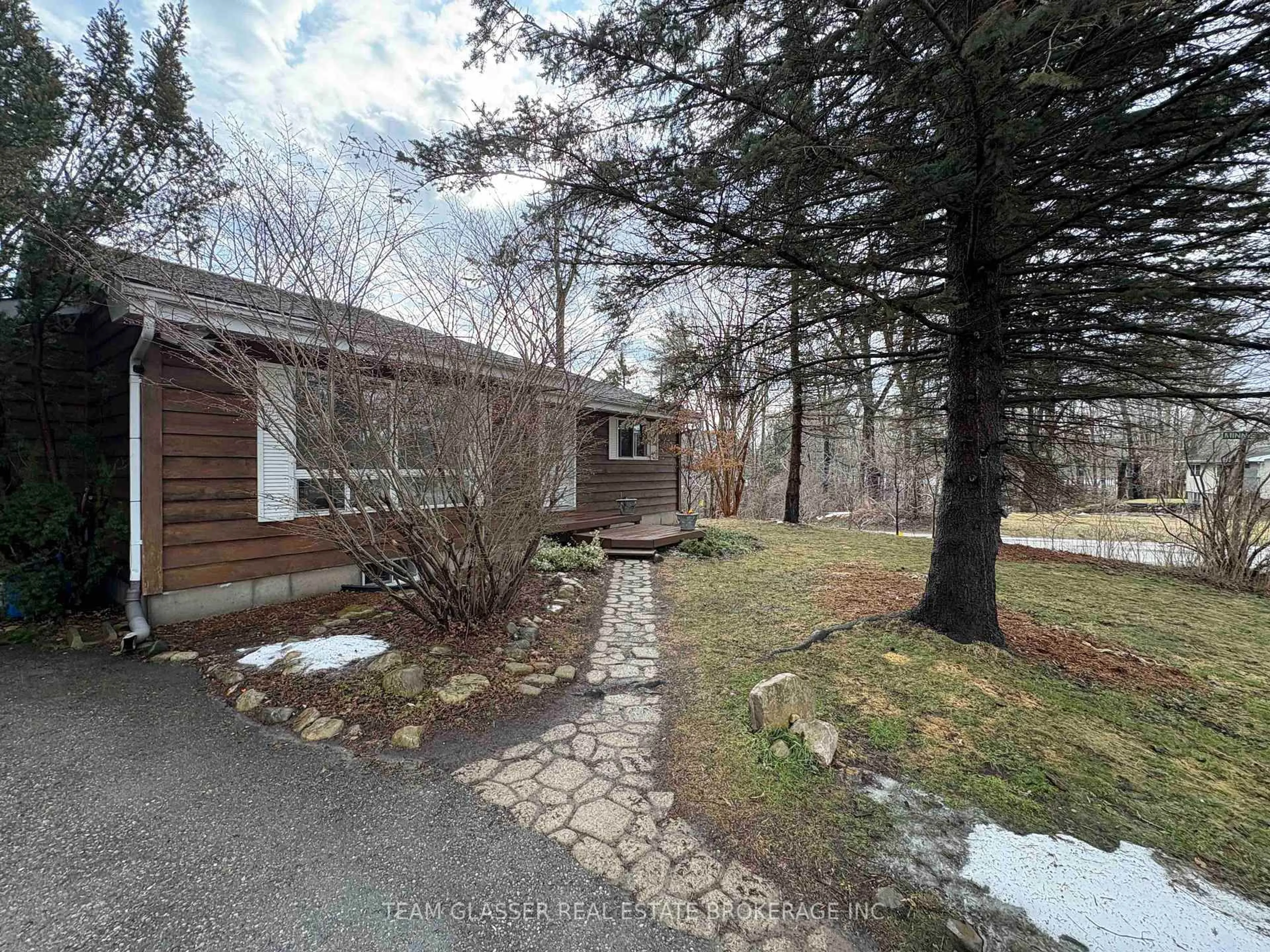 A pic from outside/outdoor area/front of a property/back of a property/a pic from drone, unknown for 214 North St, Thames Centre Ontario N0L 1G3