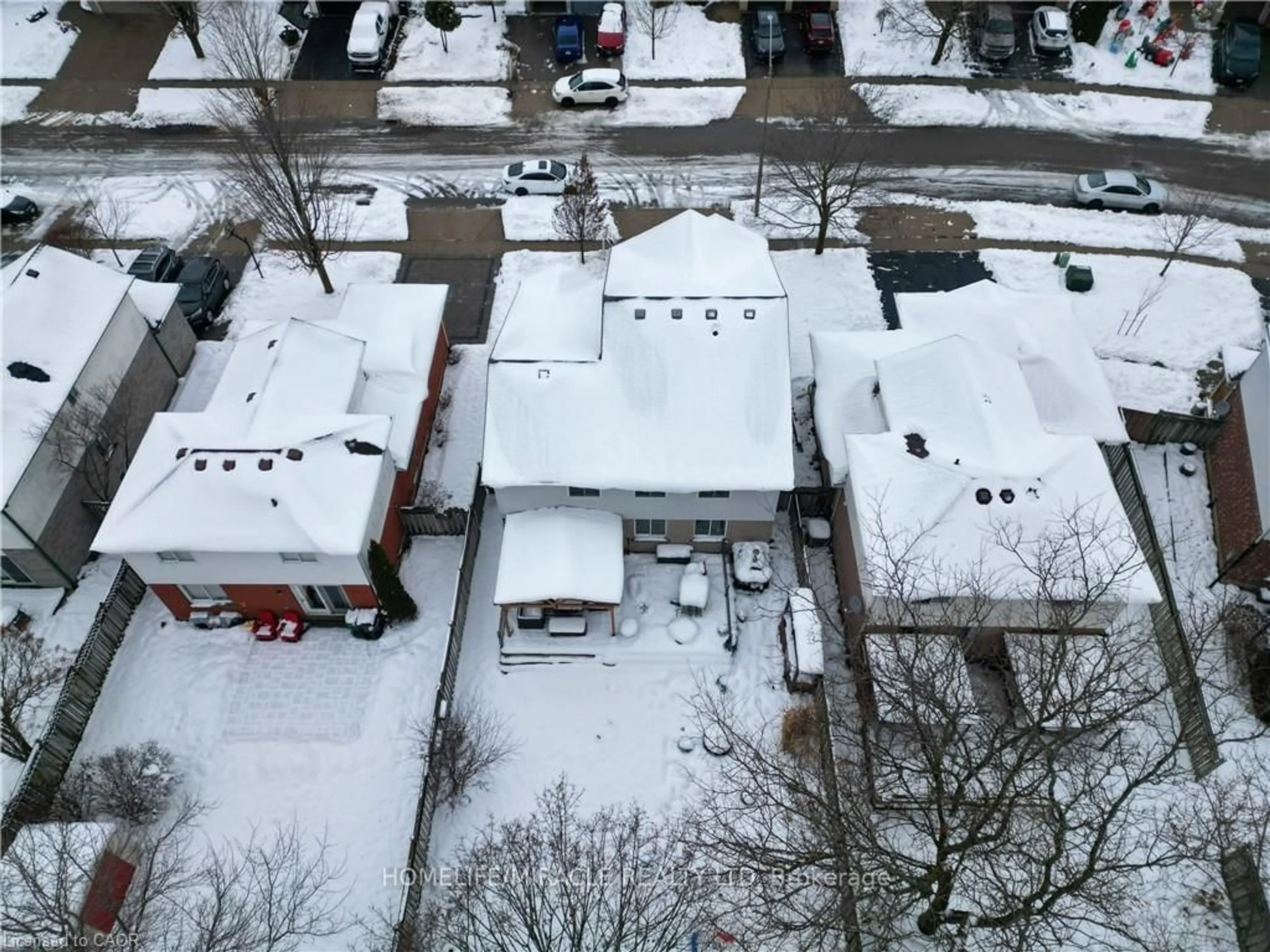 A pic from outside/outdoor area/front of a property/back of a property/a pic from drone, building for 39 Endeavour Dr, Cambridge Ontario N3C 4C4