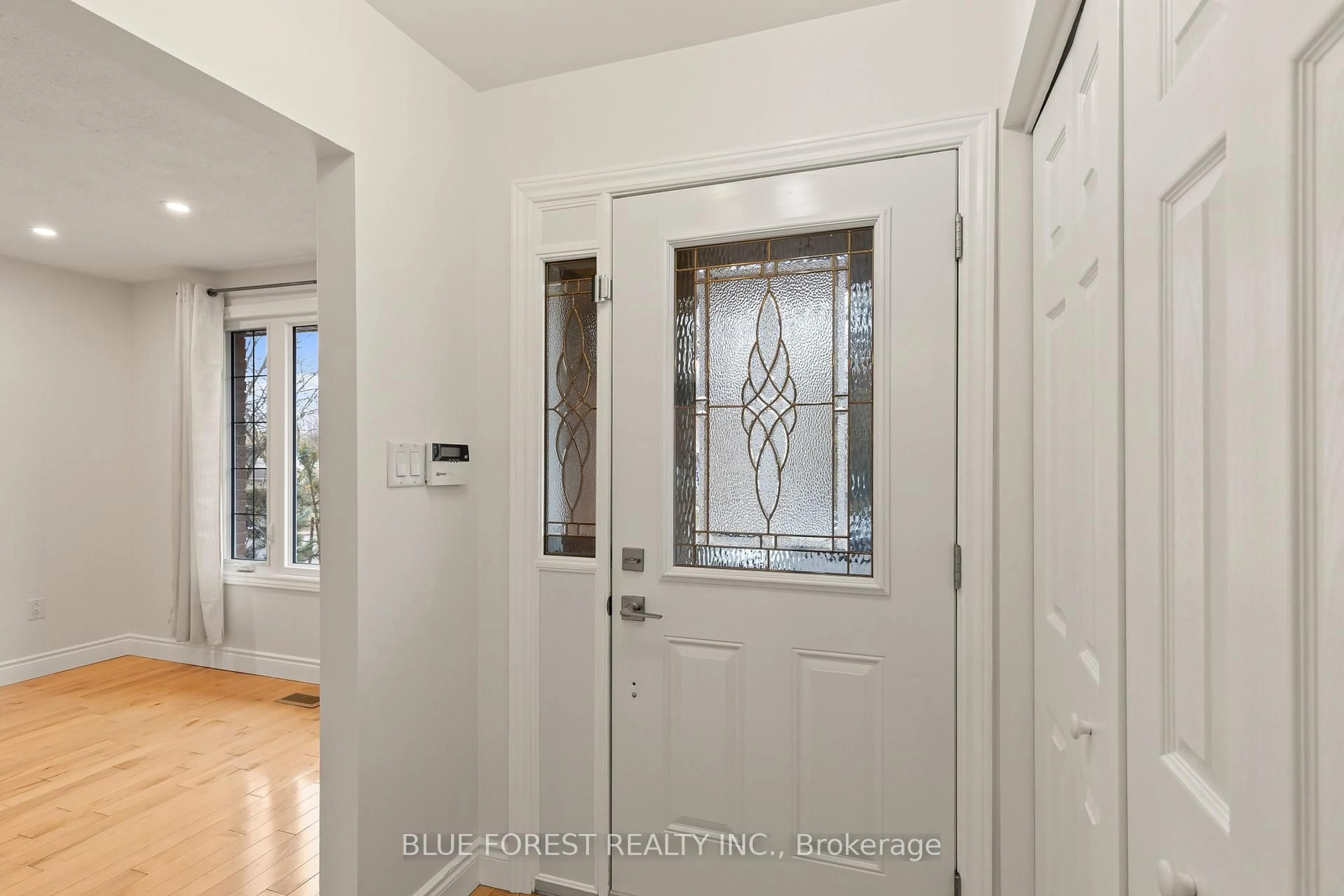 Indoor entryway for 1806 Attawandaron Rd, London North Ontario N6G 3N1