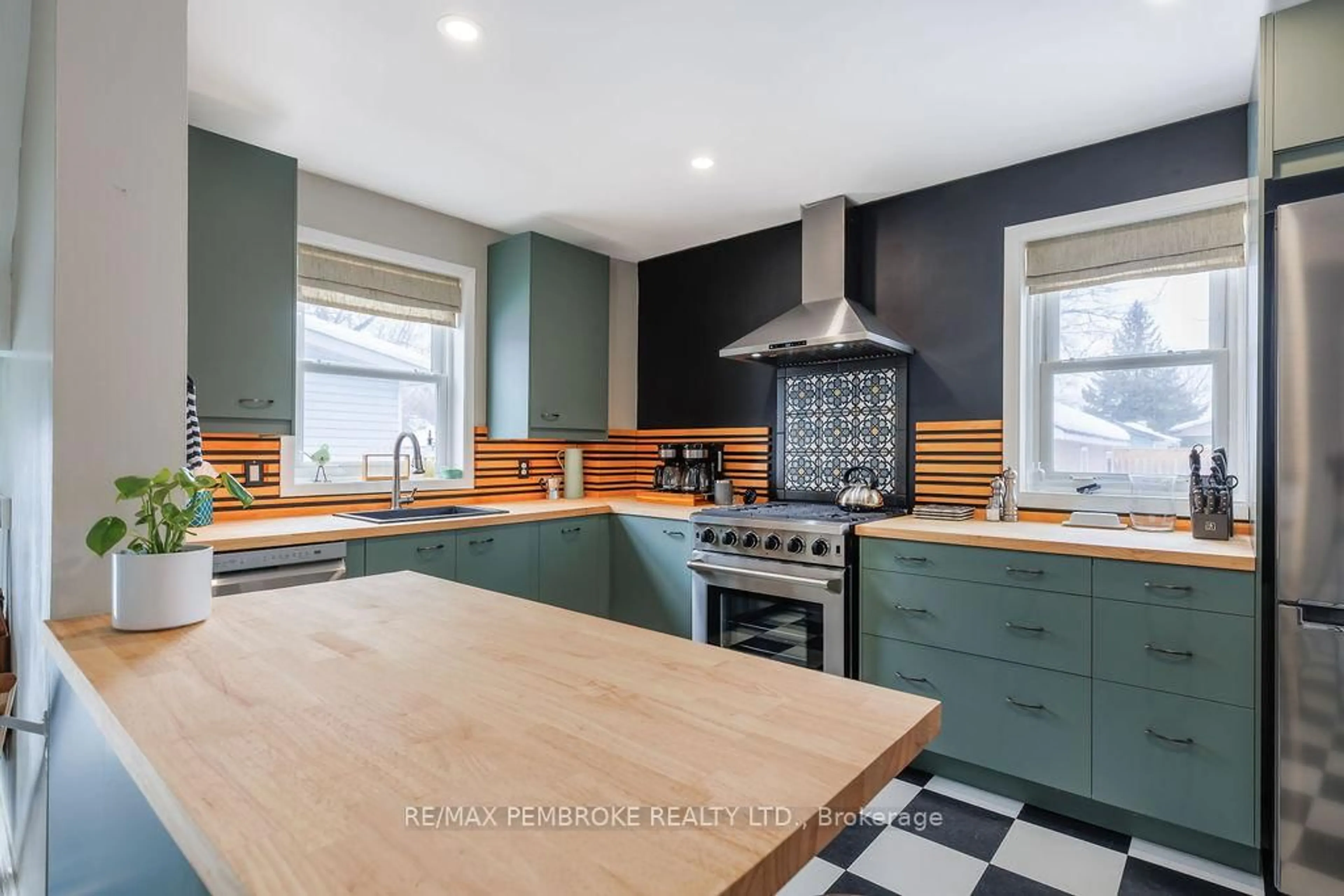 Contemporary kitchen, unknown for 358 Trafalgar Rd, Pembroke Ontario K8A 5A9