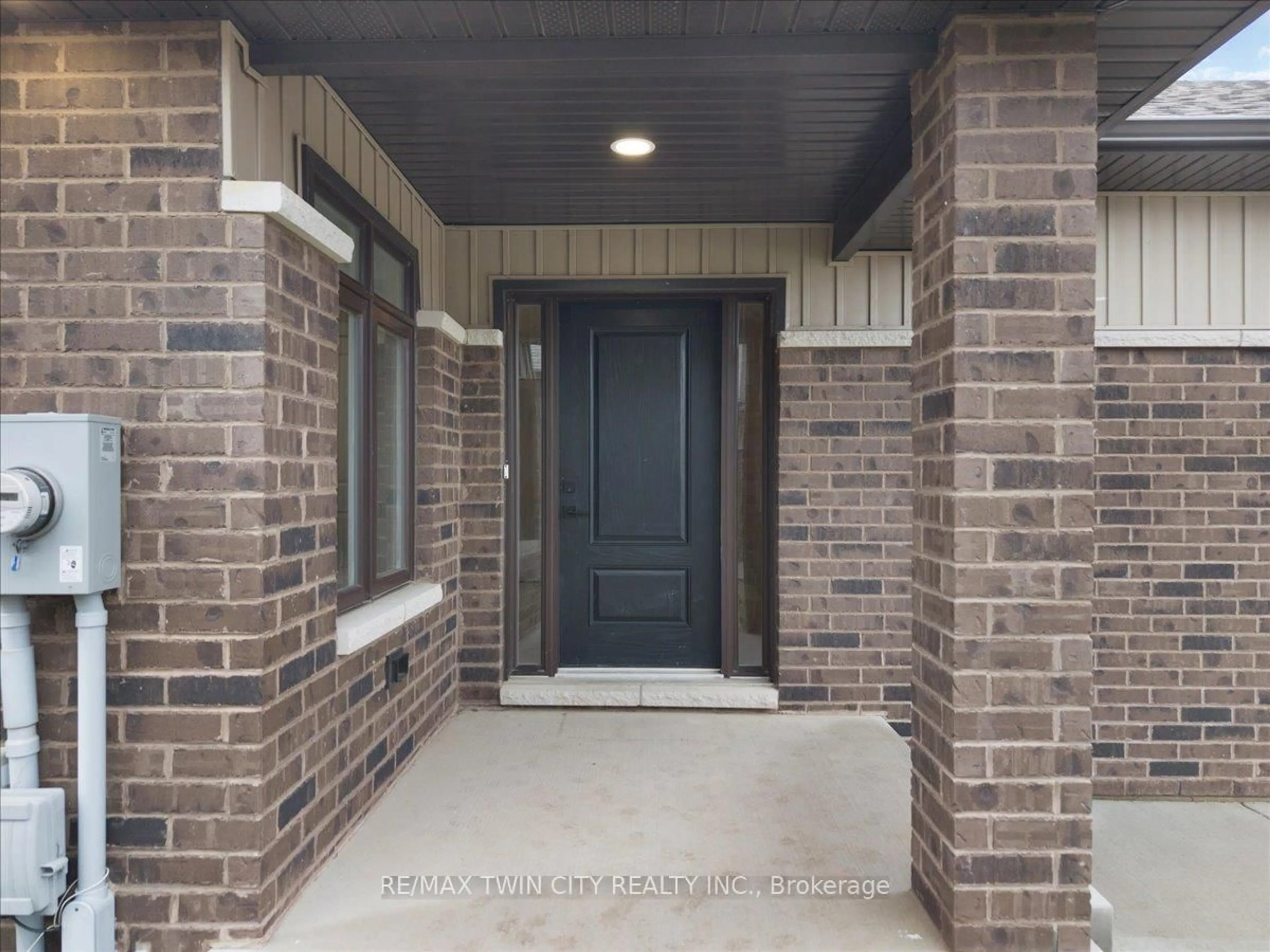 Indoor entryway for 77 Bordeaux Pl, Chatham-Kent Ontario N7M 0S4