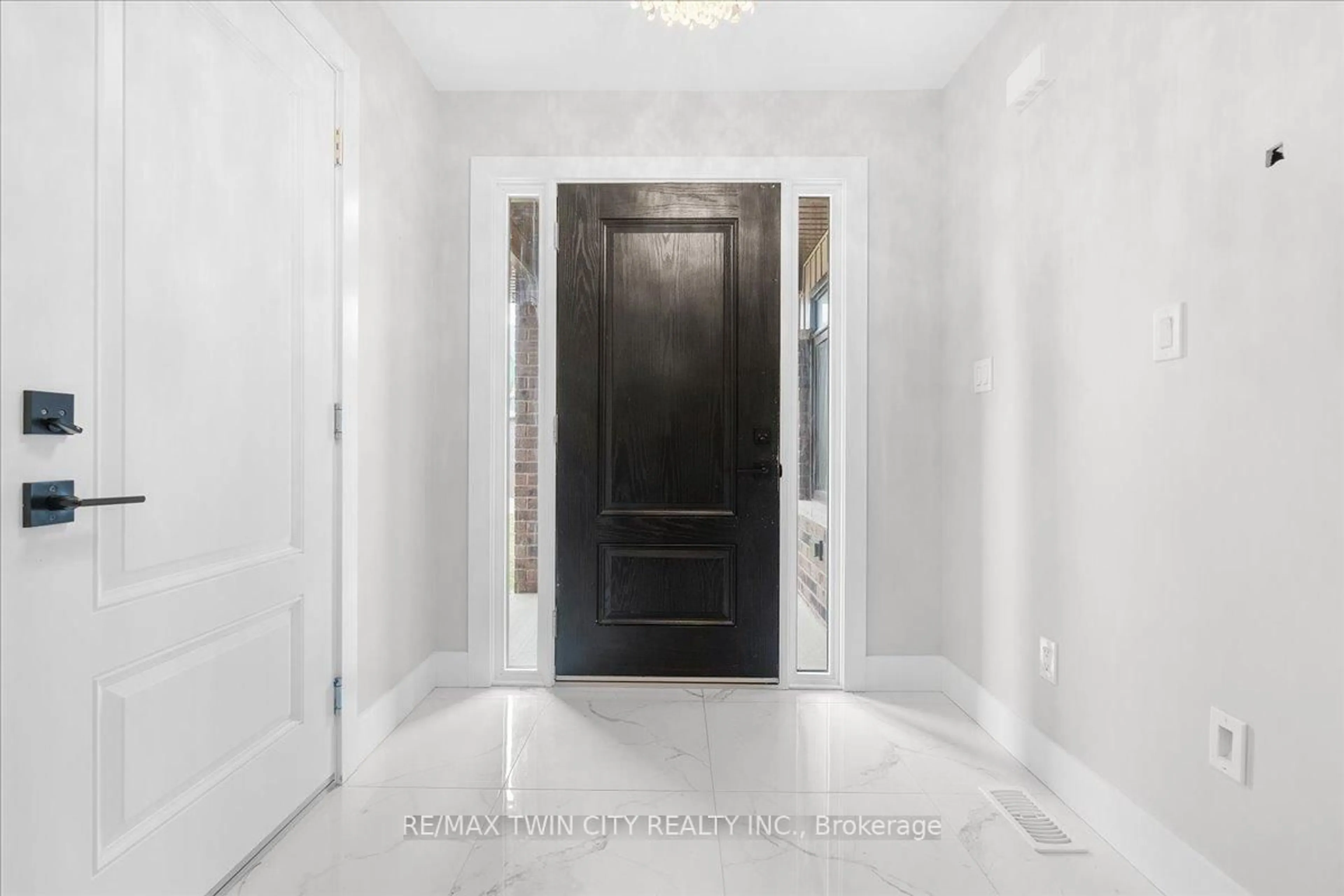 Indoor entryway for 77 Bordeaux Pl, Chatham-Kent Ontario N7M 0S4