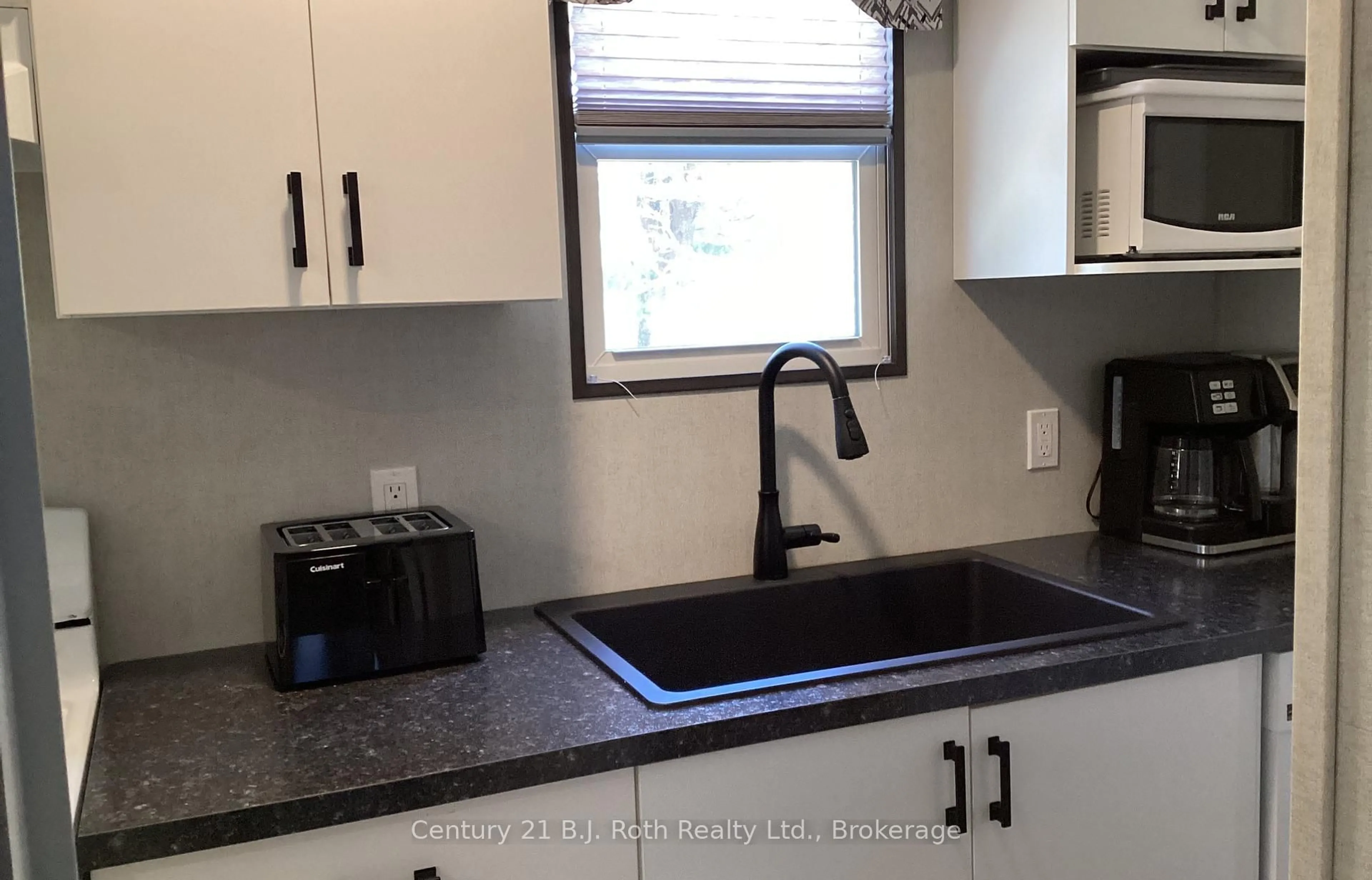 Standard kitchen, unknown for 719 Poplar Cres, Bracebridge Ontario P1L 1W9