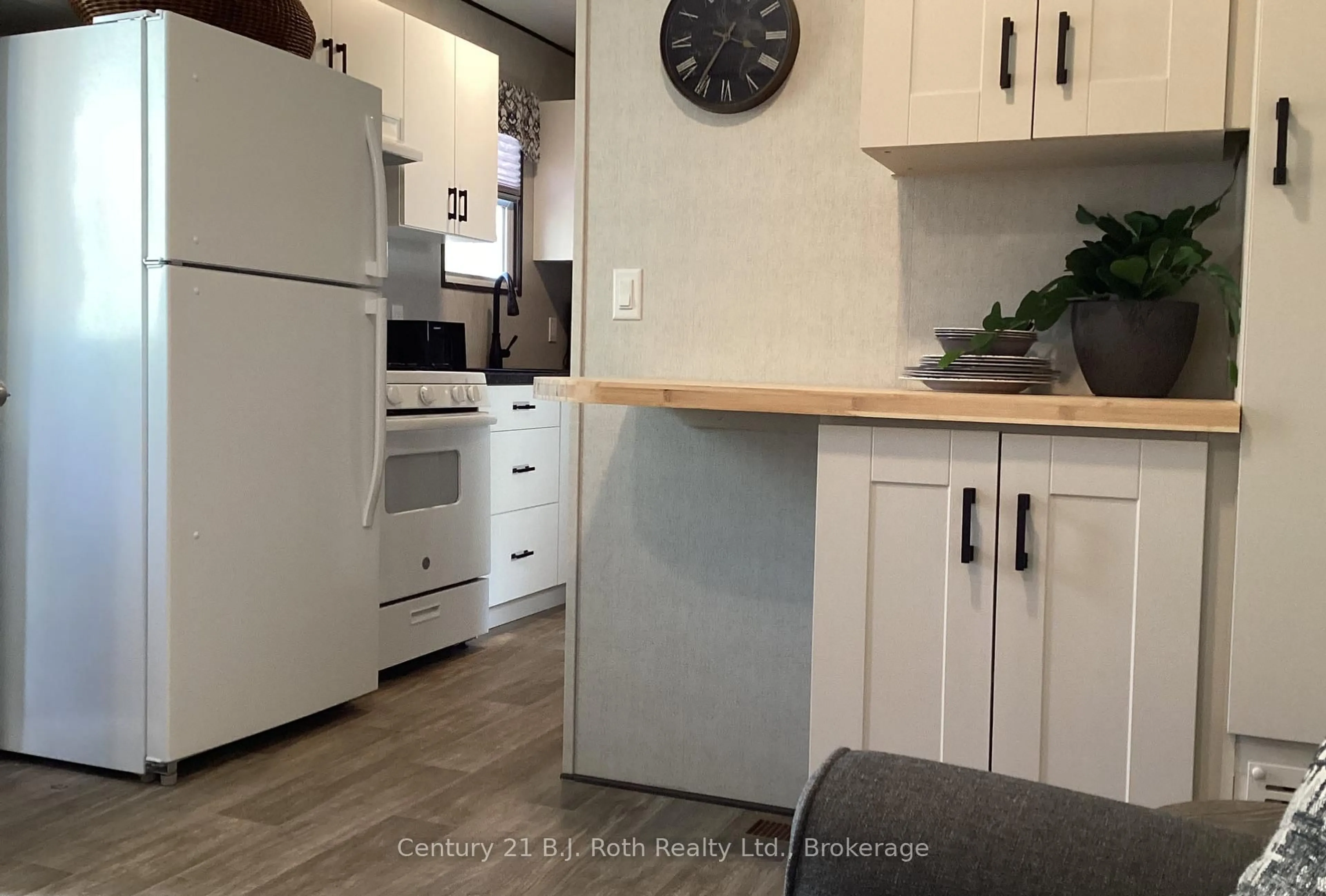 Standard kitchen, unknown for 719 Poplar Cres, Bracebridge Ontario P1L 1W9