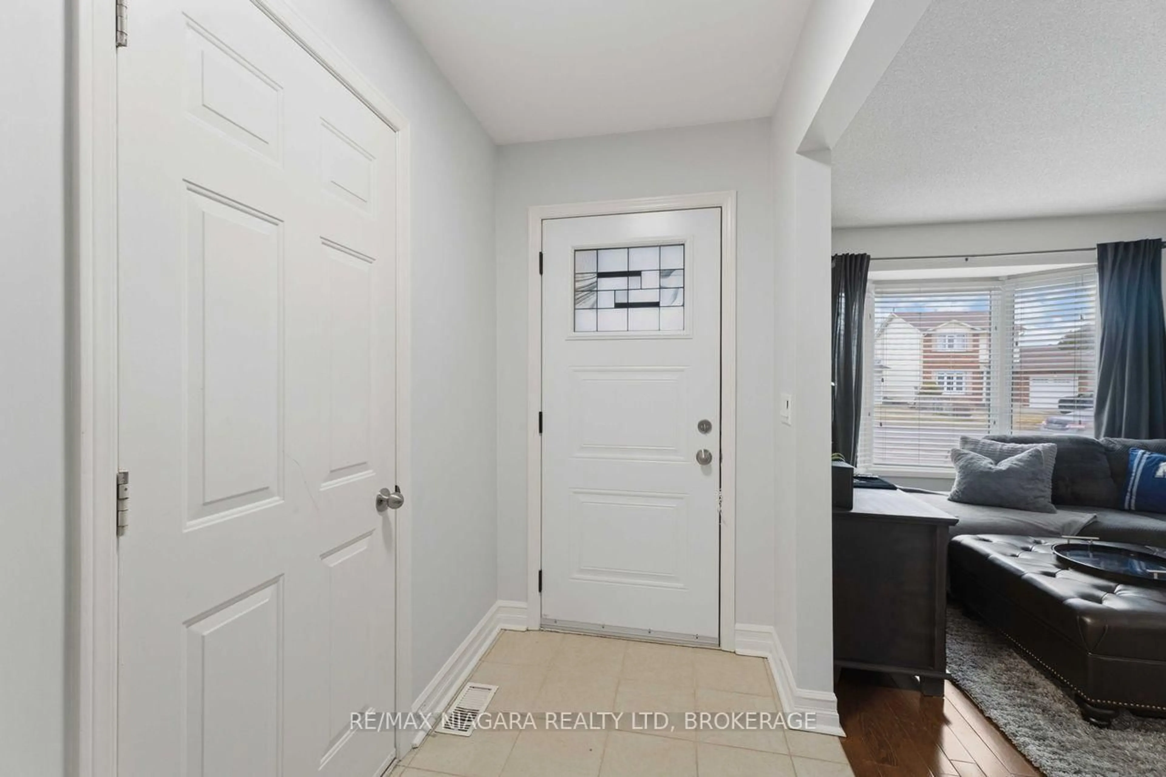 Indoor entryway for 41 Eastwood Dr, Welland Ontario L3C 6W1