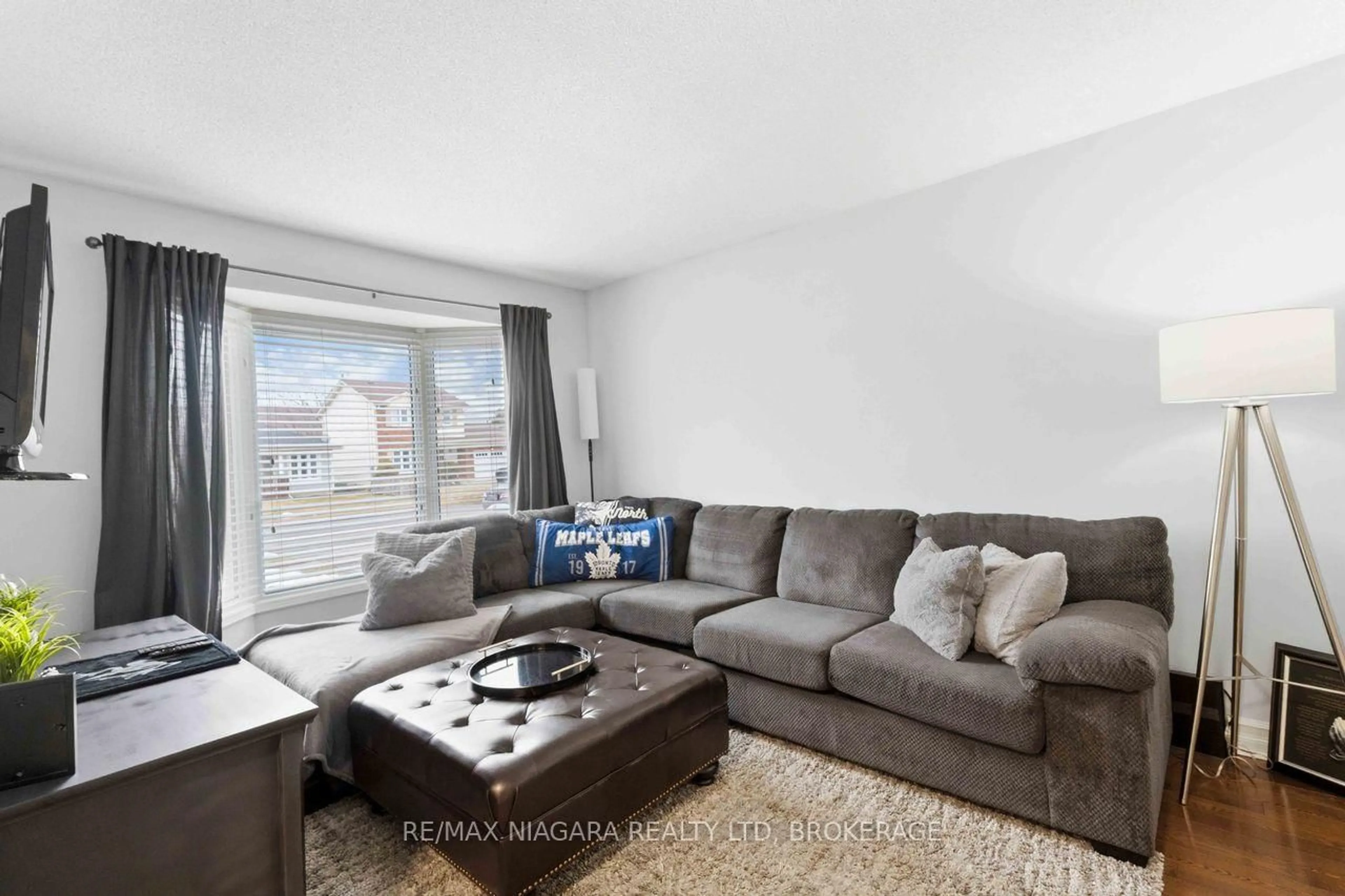 Living room with furniture, unknown for 41 Eastwood Dr, Welland Ontario L3C 6W1