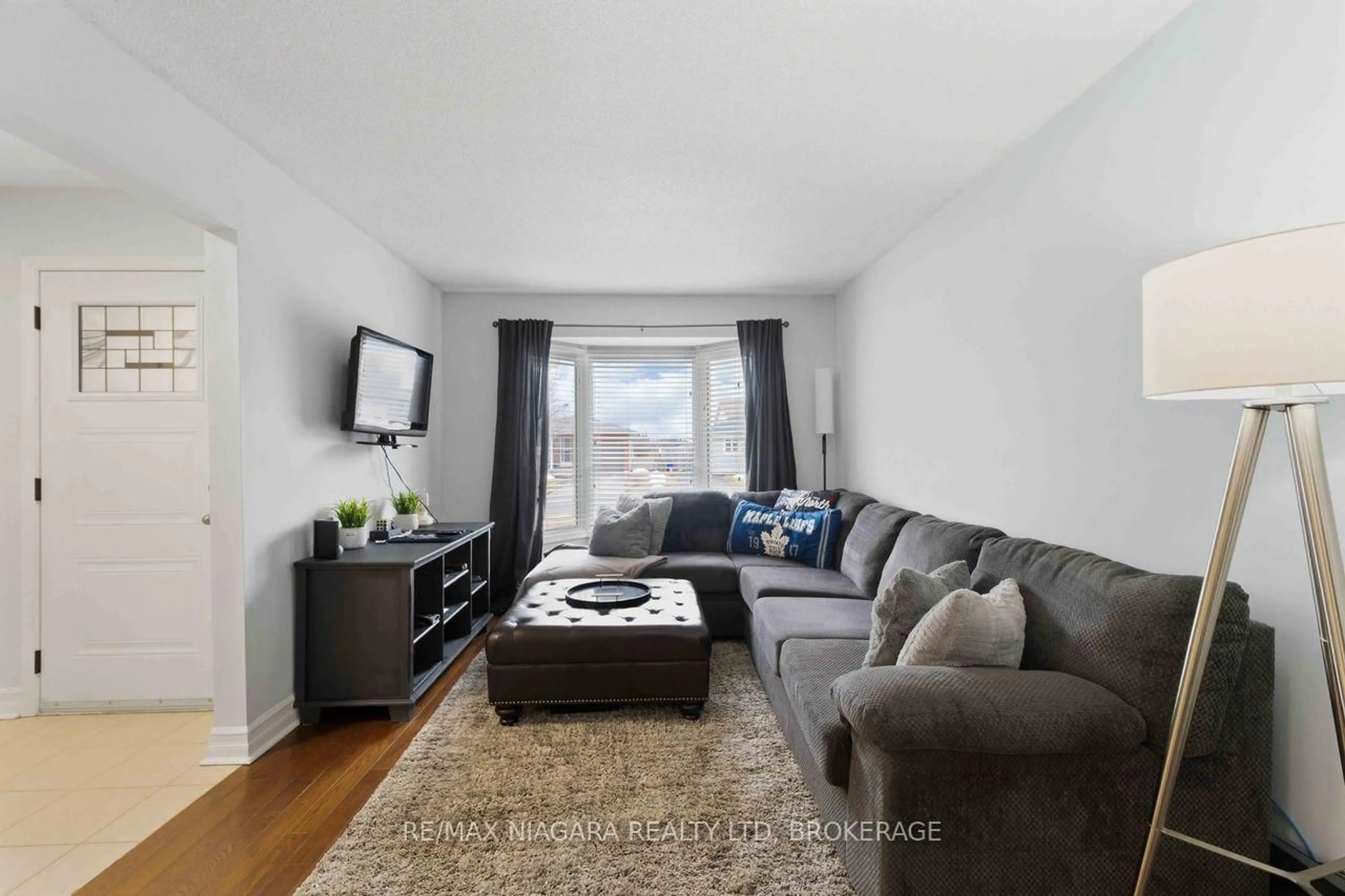 Living room with furniture, unknown for 41 Eastwood Dr, Welland Ontario L3C 6W1