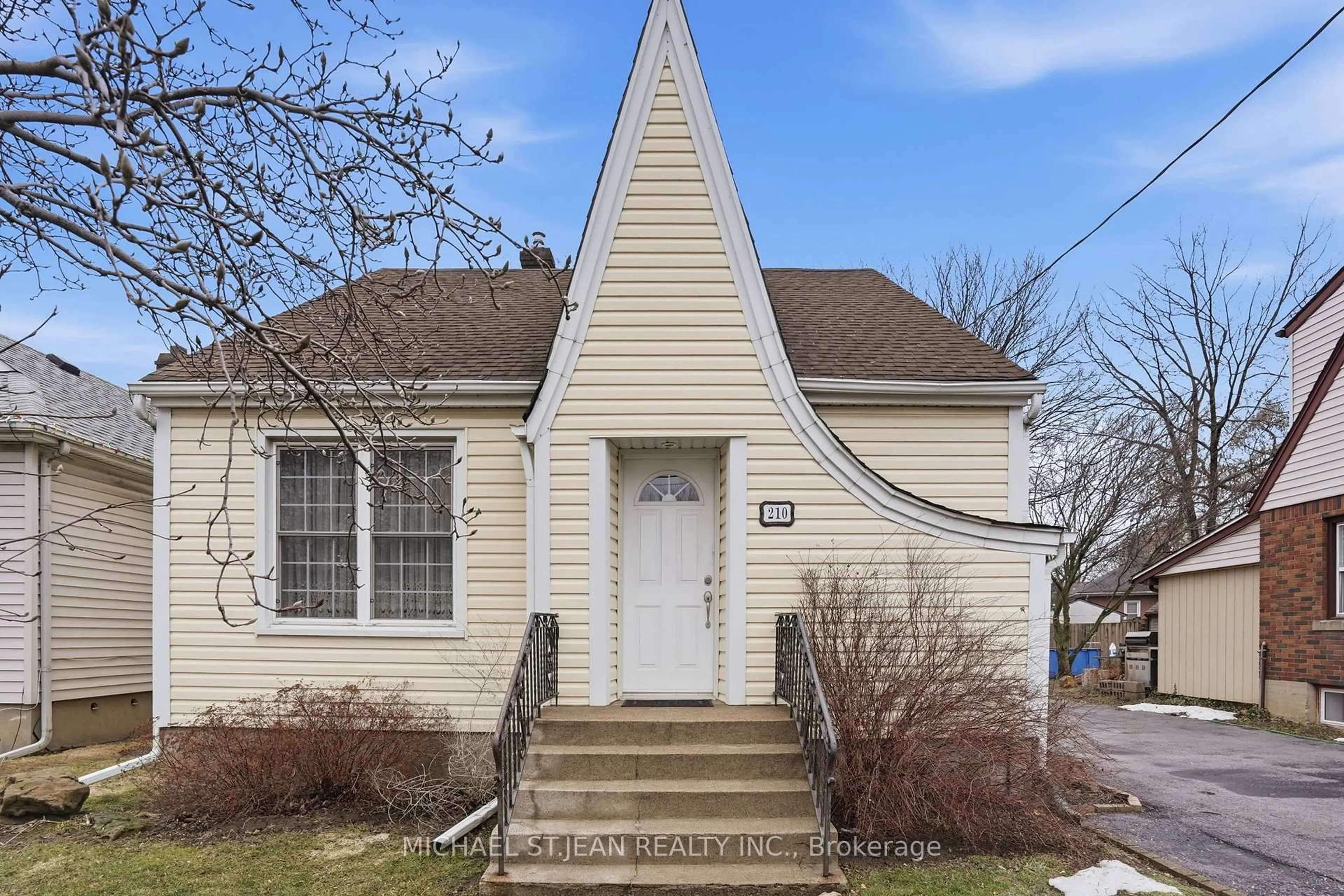 Home with vinyl exterior material, street for 210 Vine St, St. Catharines Ontario L2M 4S8