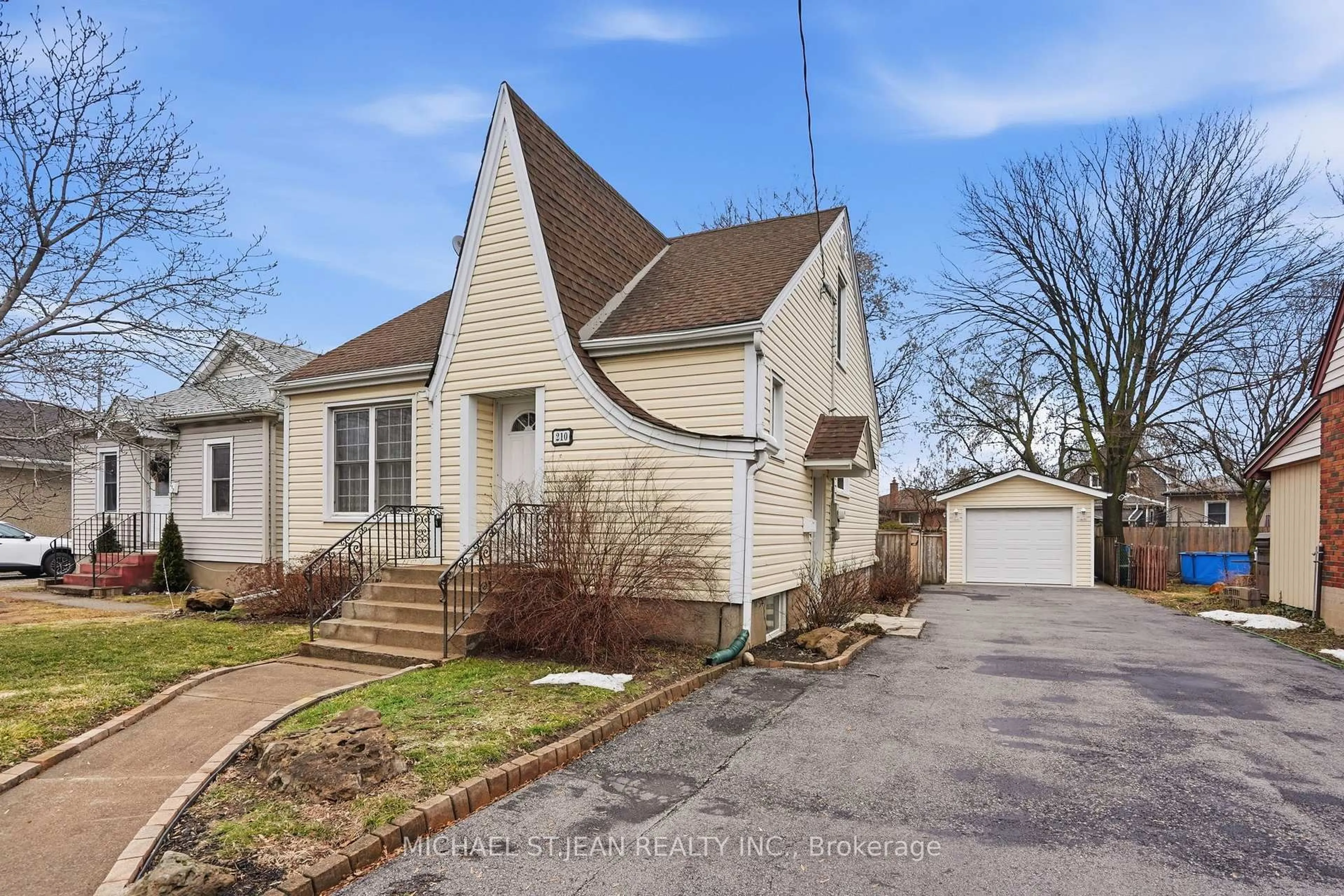 A pic from outside/outdoor area/front of a property/back of a property/a pic from drone, street for 210 Vine St, St. Catharines Ontario L2M 4S8