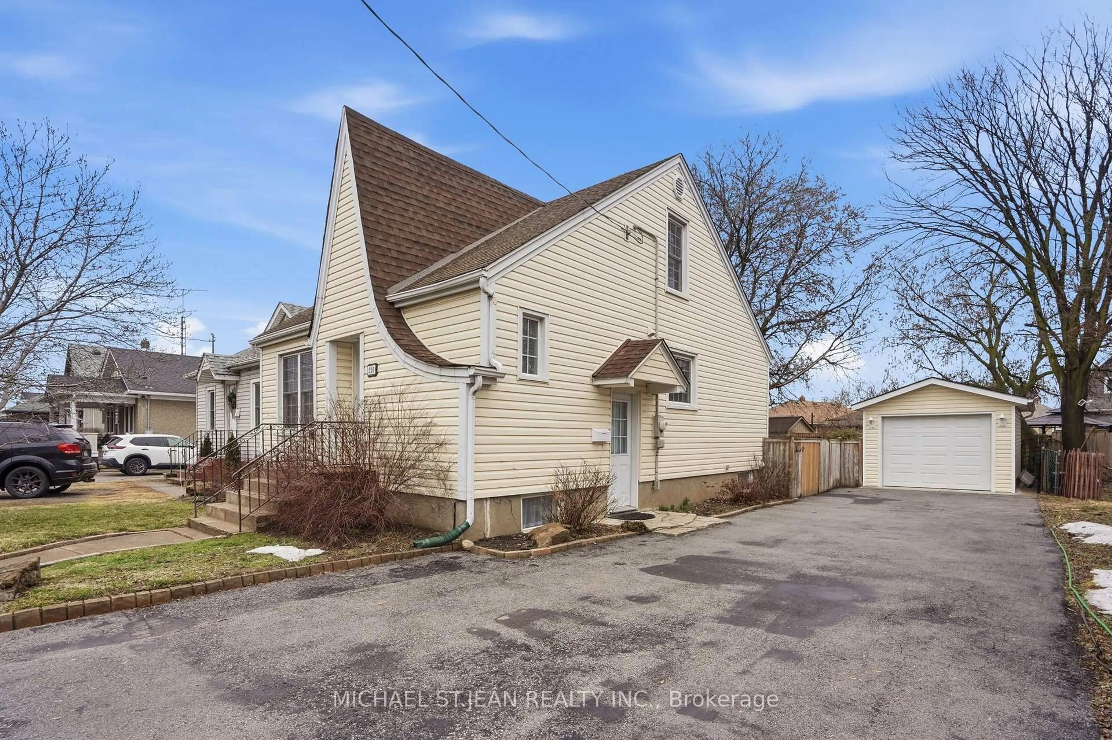 A pic from outside/outdoor area/front of a property/back of a property/a pic from drone, street for 210 Vine St, St. Catharines Ontario L2M 4S8