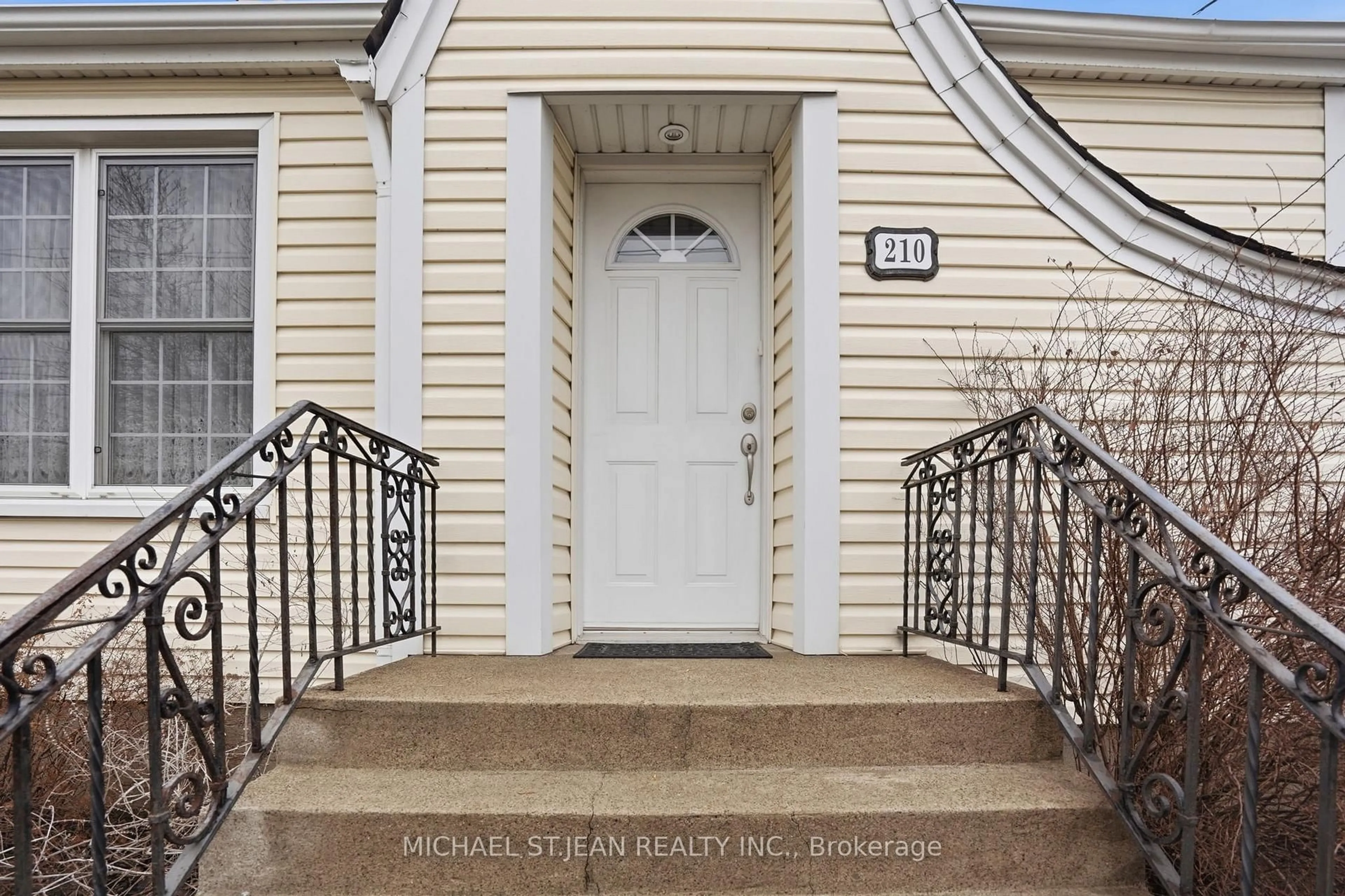 Indoor entryway for 210 Vine St, St. Catharines Ontario L2M 4S8