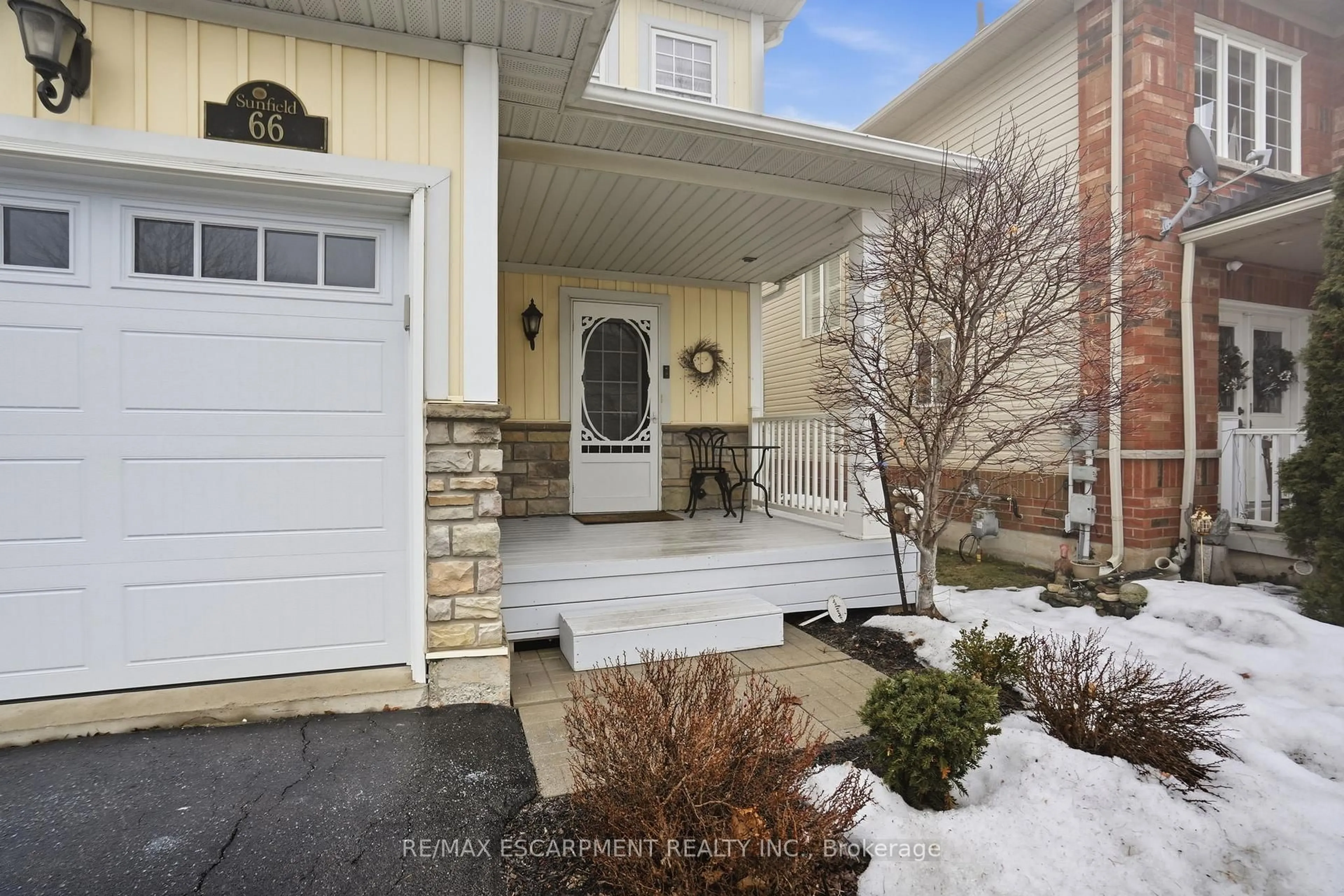 Indoor entryway for 66 Blue Sky Tr, Hamilton Ontario L8B 0X6