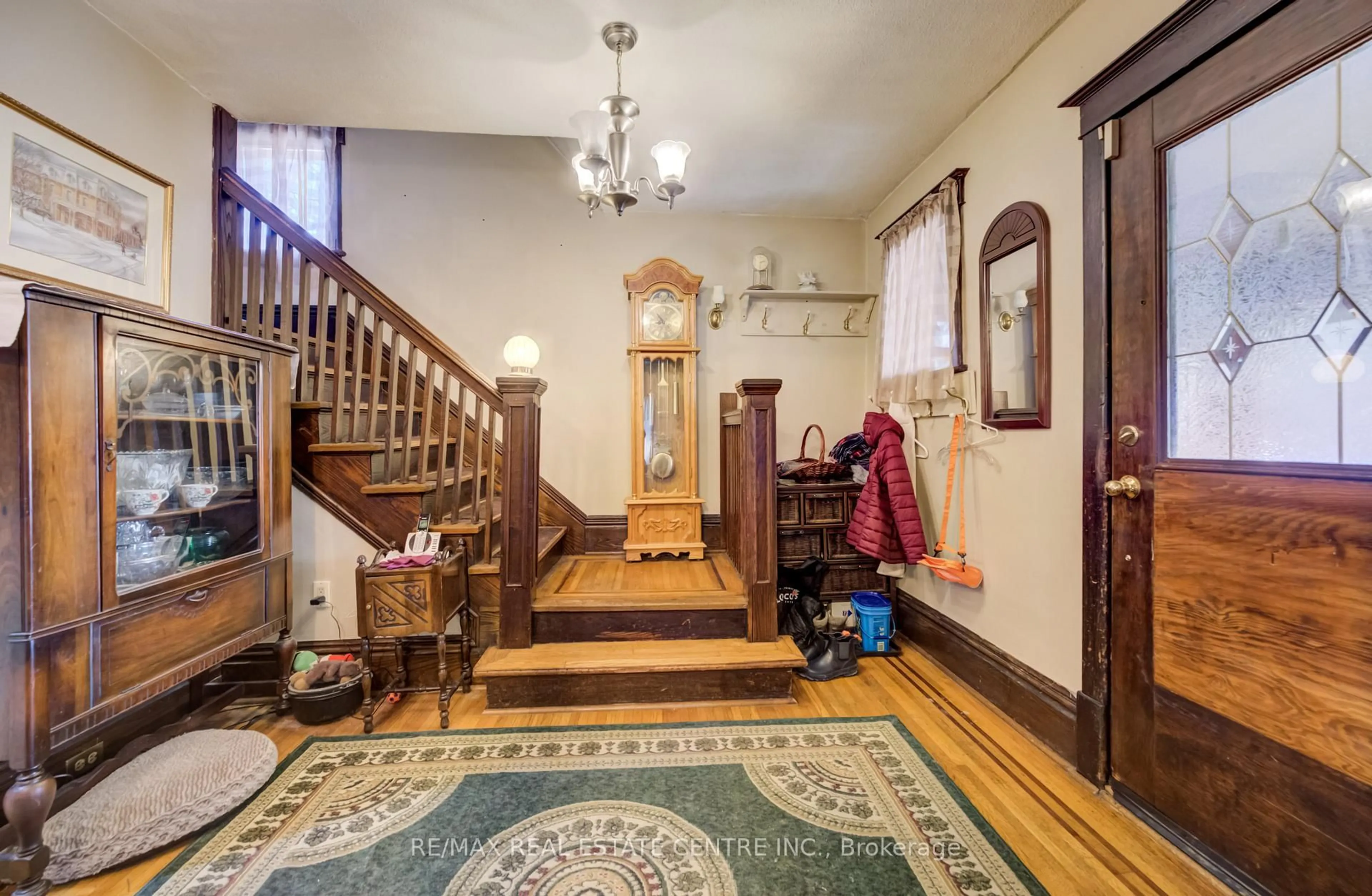 Indoor foyer for 12 Leinster Ave, Hamilton Ontario L8M 3A1