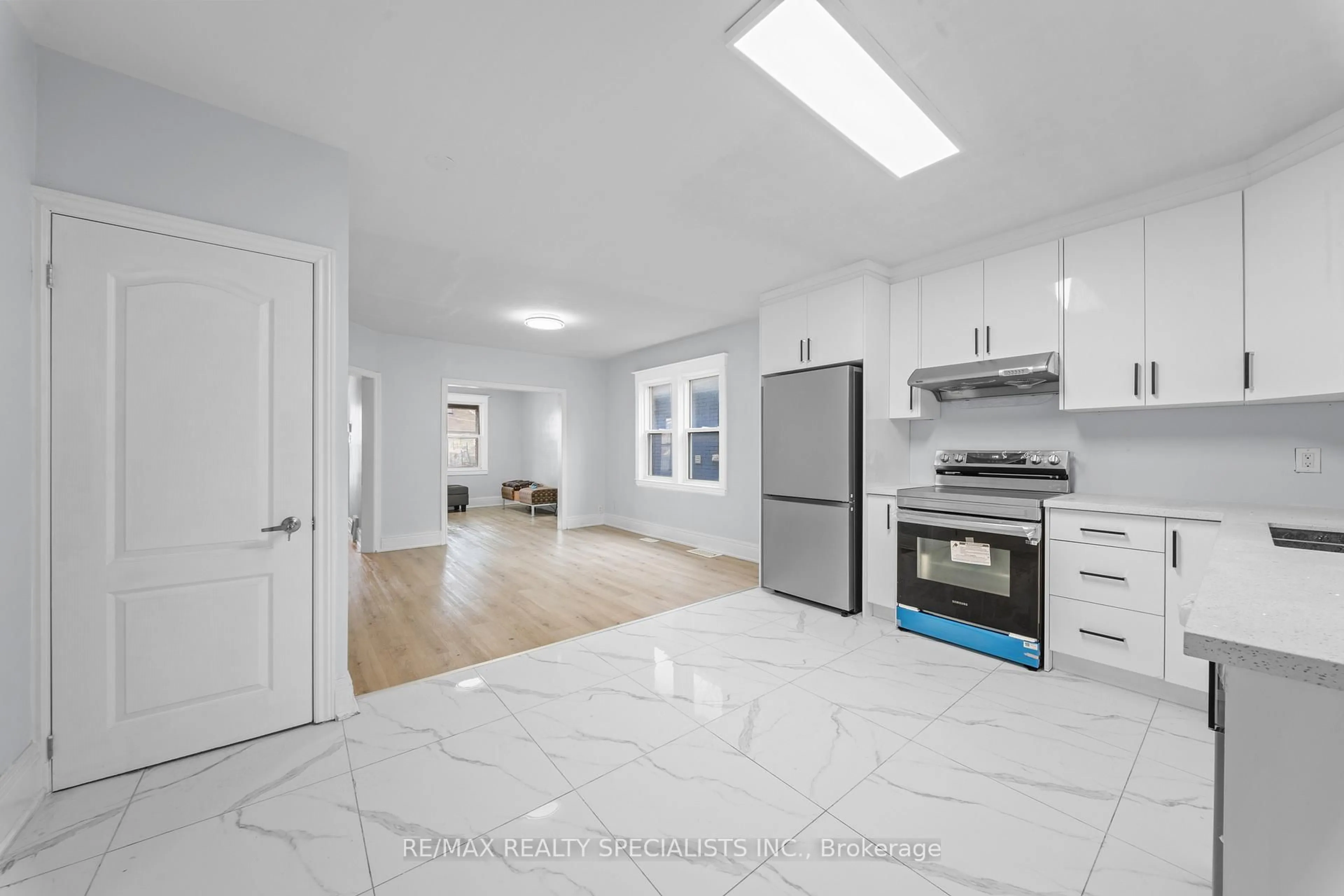 Open concept kitchen, ceramic/tile floor for 8 Leeds St, Hamilton Ontario L8L 6W8