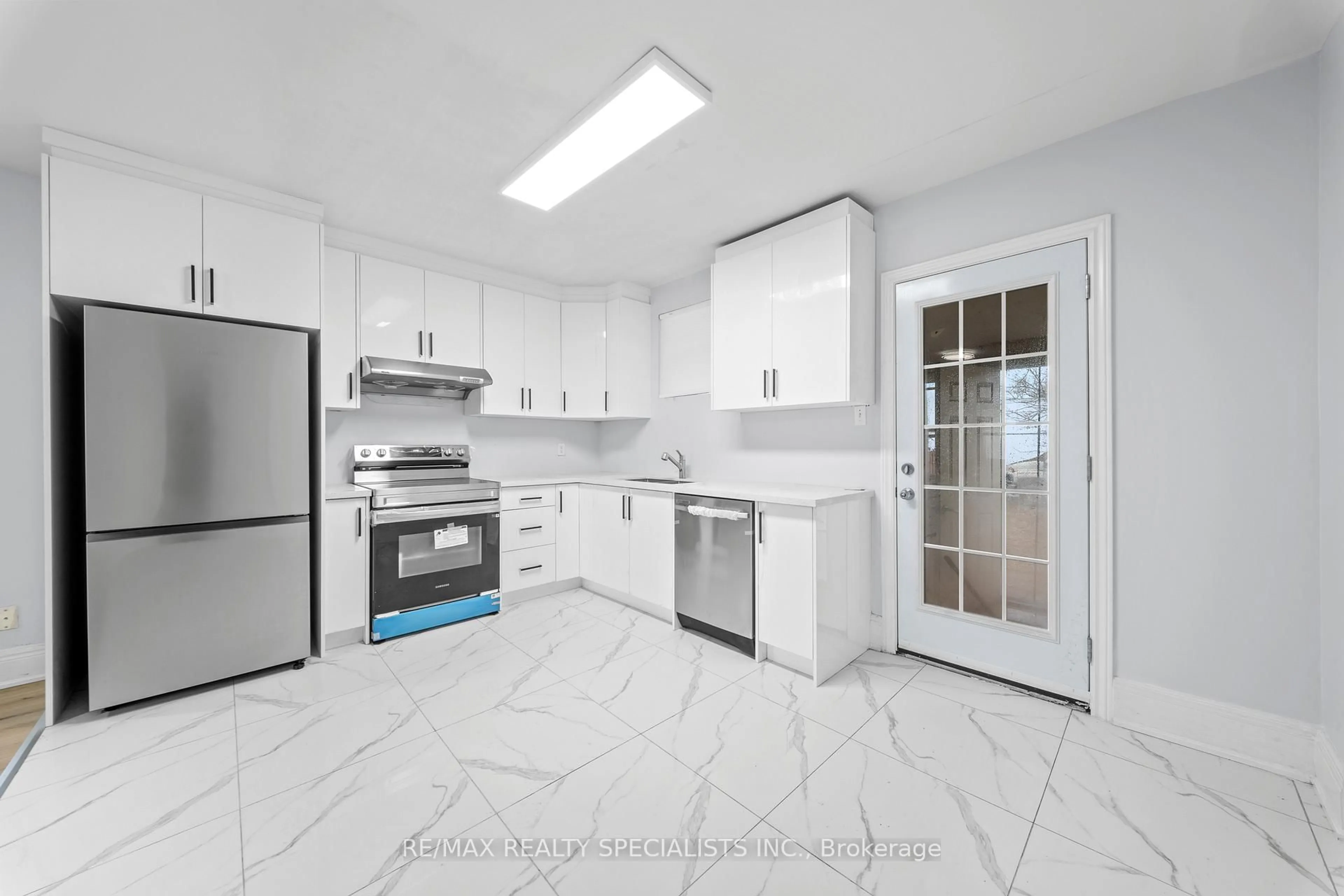 Standard kitchen, ceramic/tile floor for 8 Leeds St, Hamilton Ontario L8L 6W8