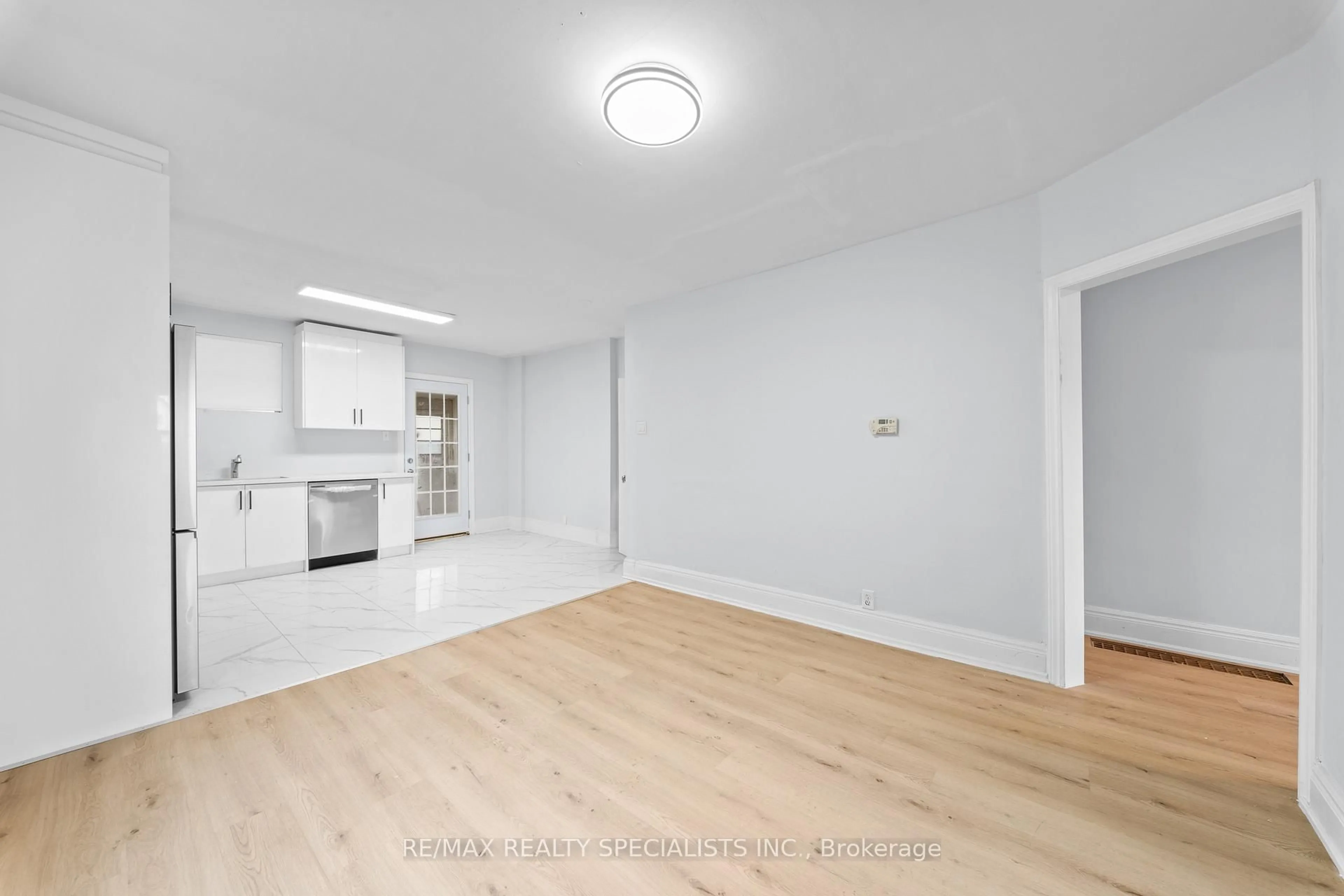 A pic of a room for 8 Leeds St, Hamilton Ontario L8L 6W8