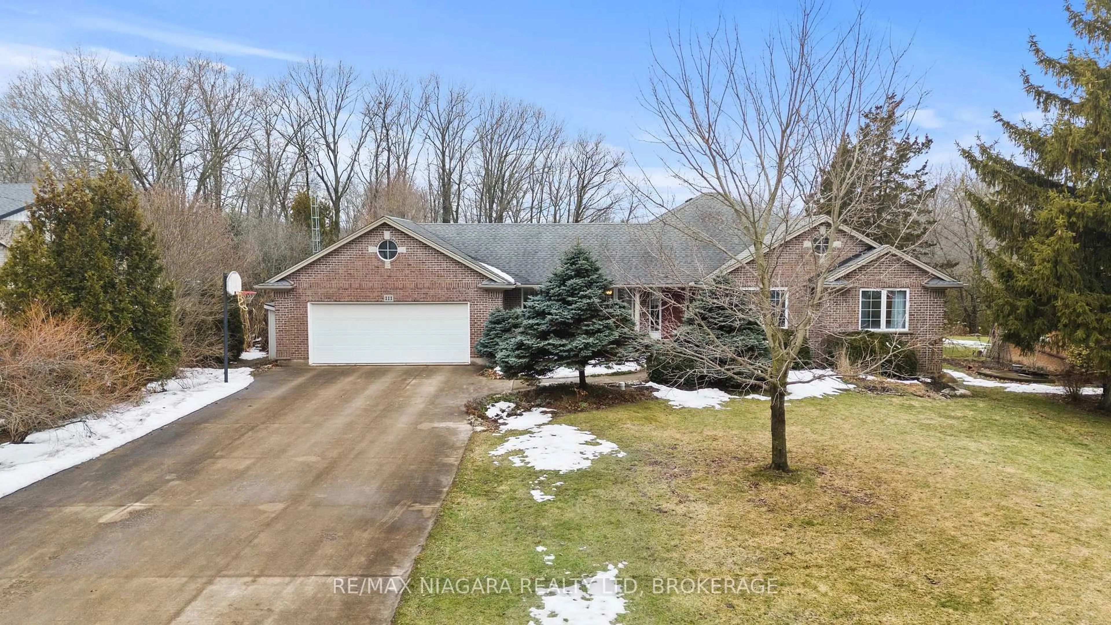 A pic from outside/outdoor area/front of a property/back of a property/a pic from drone, street for 111 Pearson Rd, Welland Ontario L3B 5N4