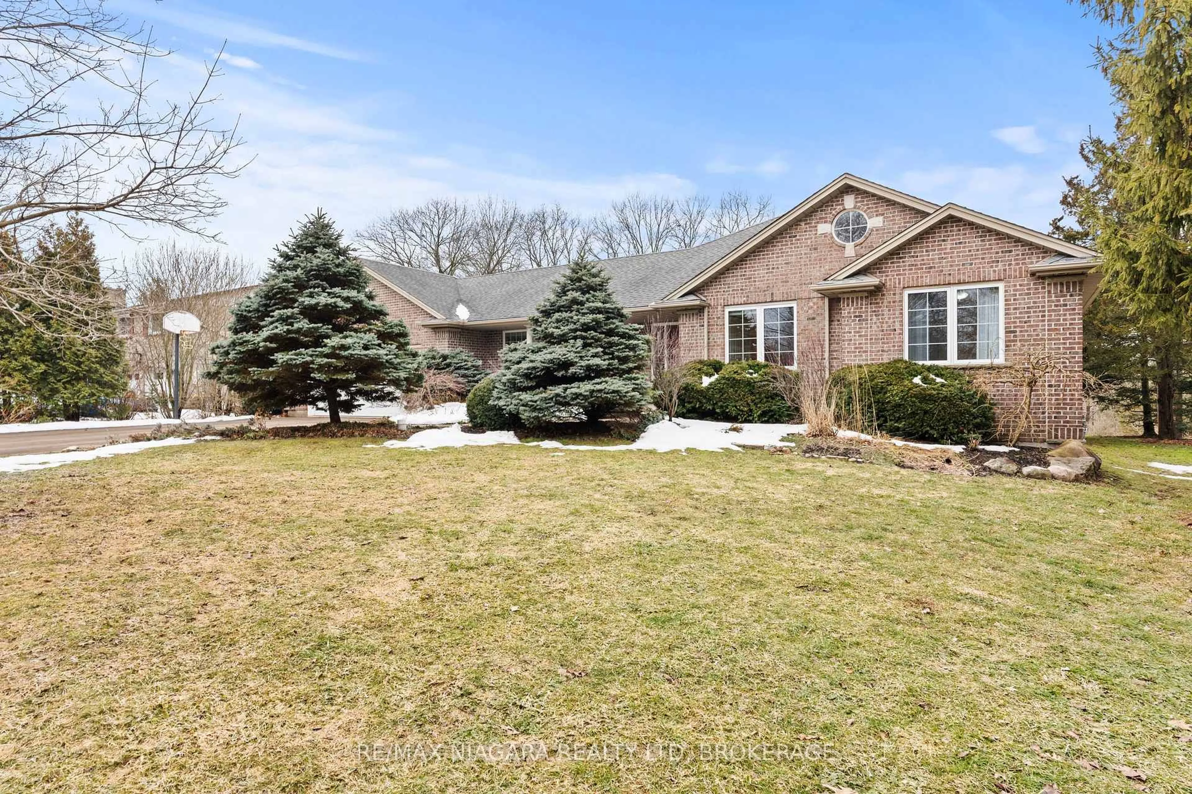 A pic from outside/outdoor area/front of a property/back of a property/a pic from drone, street for 111 Pearson Rd, Welland Ontario L3B 5N4