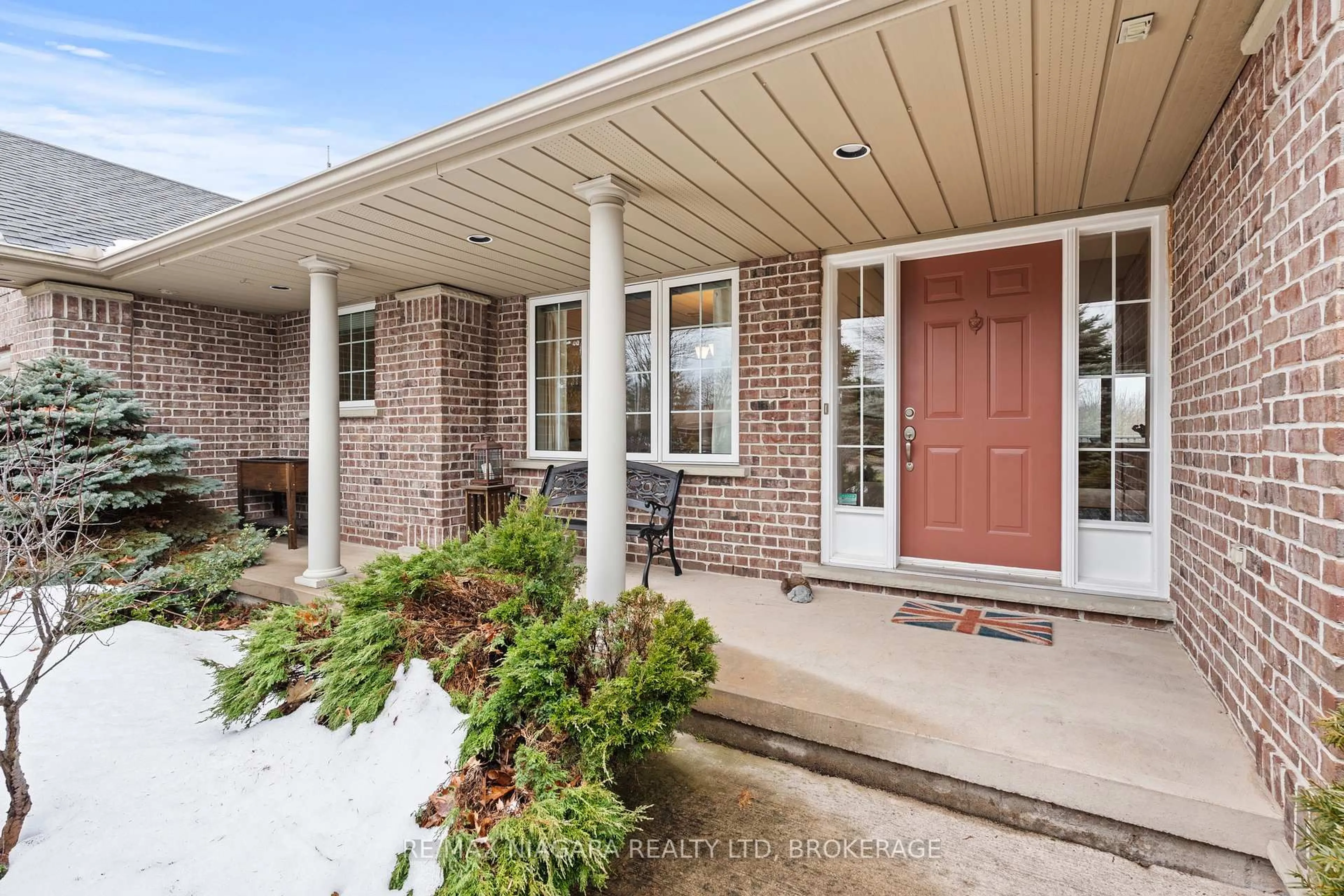 Home with brick exterior material, street for 111 Pearson Rd, Welland Ontario L3B 5N4