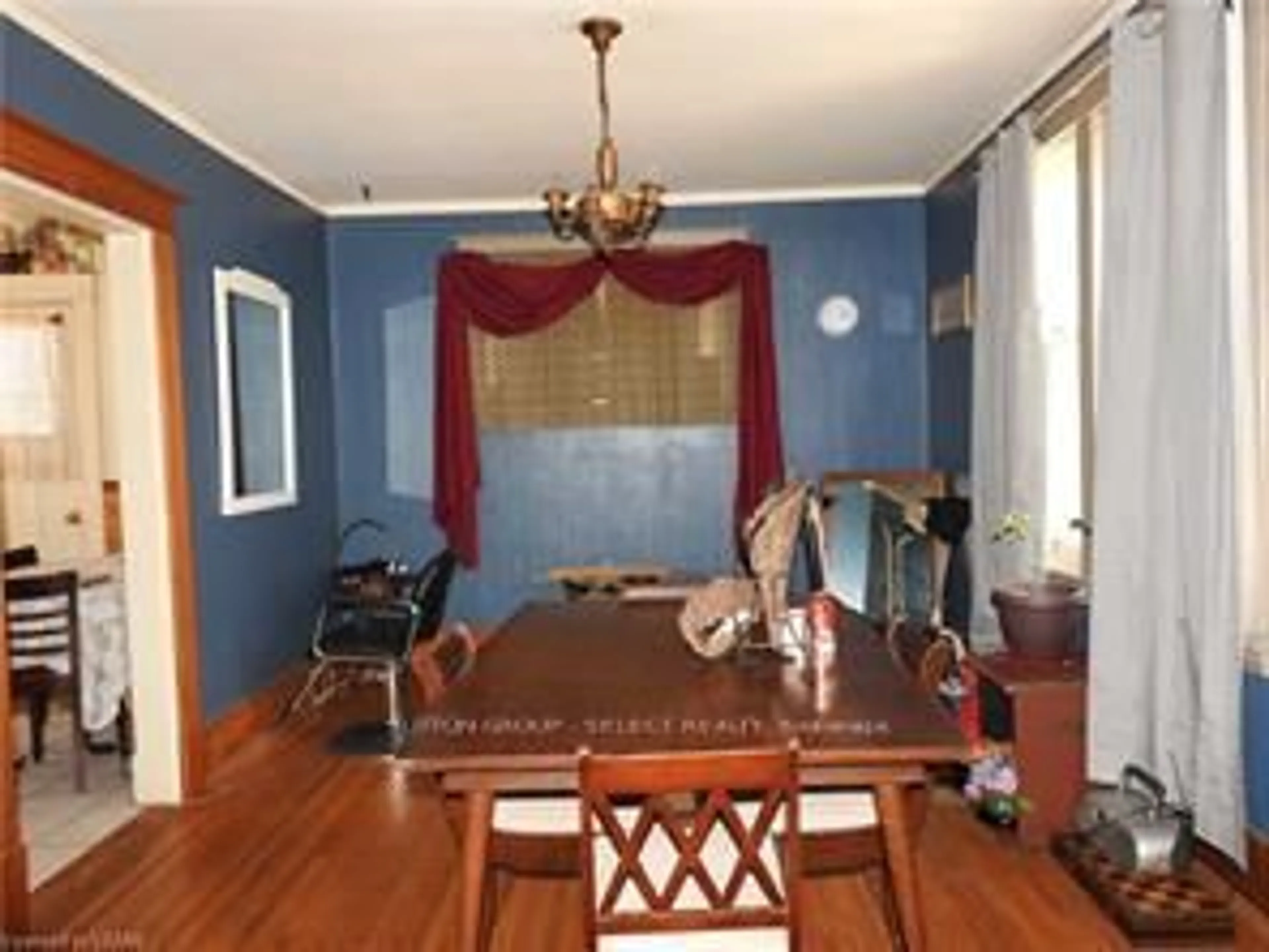 Dining room, wood/laminate floor for 764 King St, London East Ontario N5W 2X4