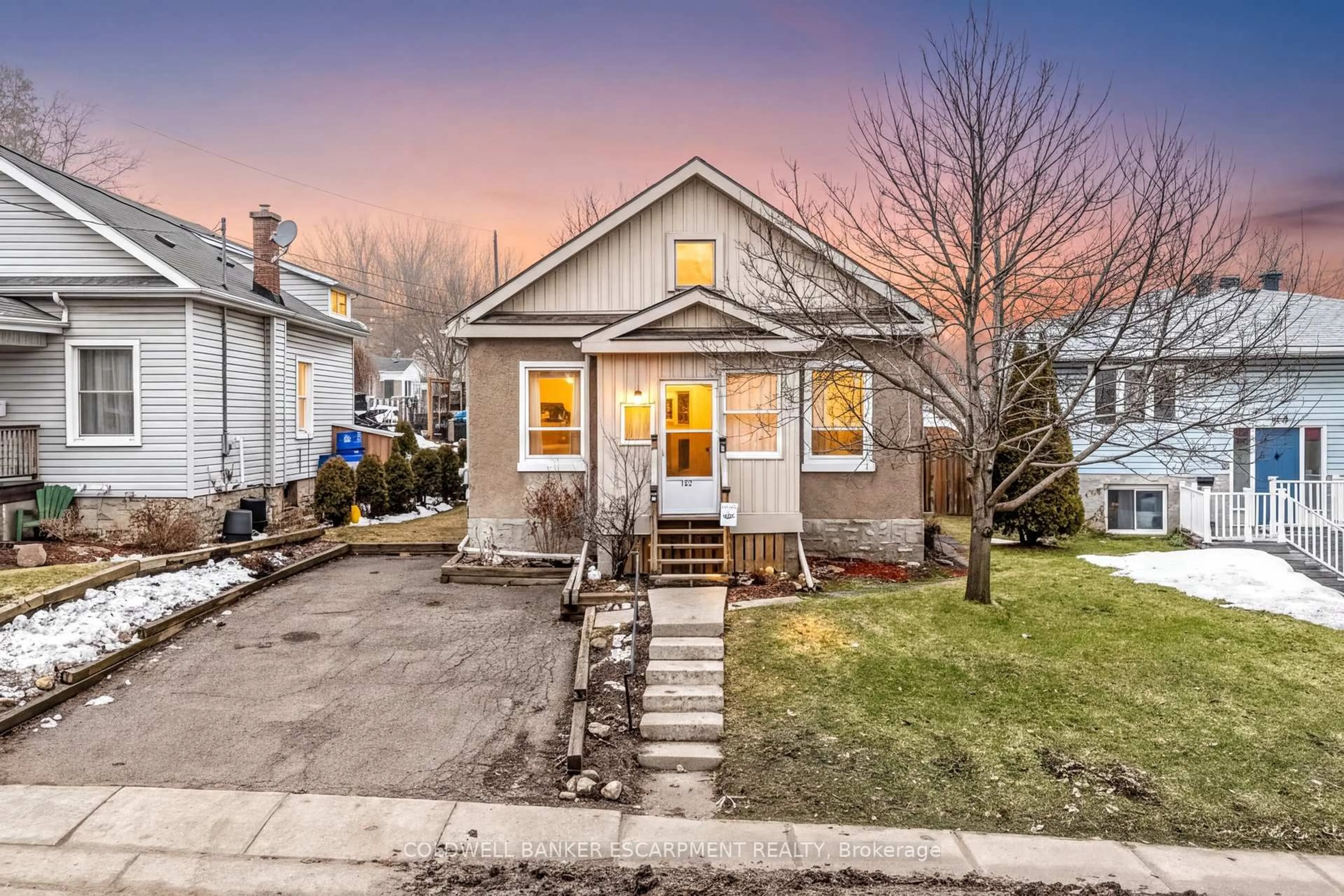 Home with vinyl exterior material, street for 122 Cedar St, Cambridge Ontario N1S 1W2