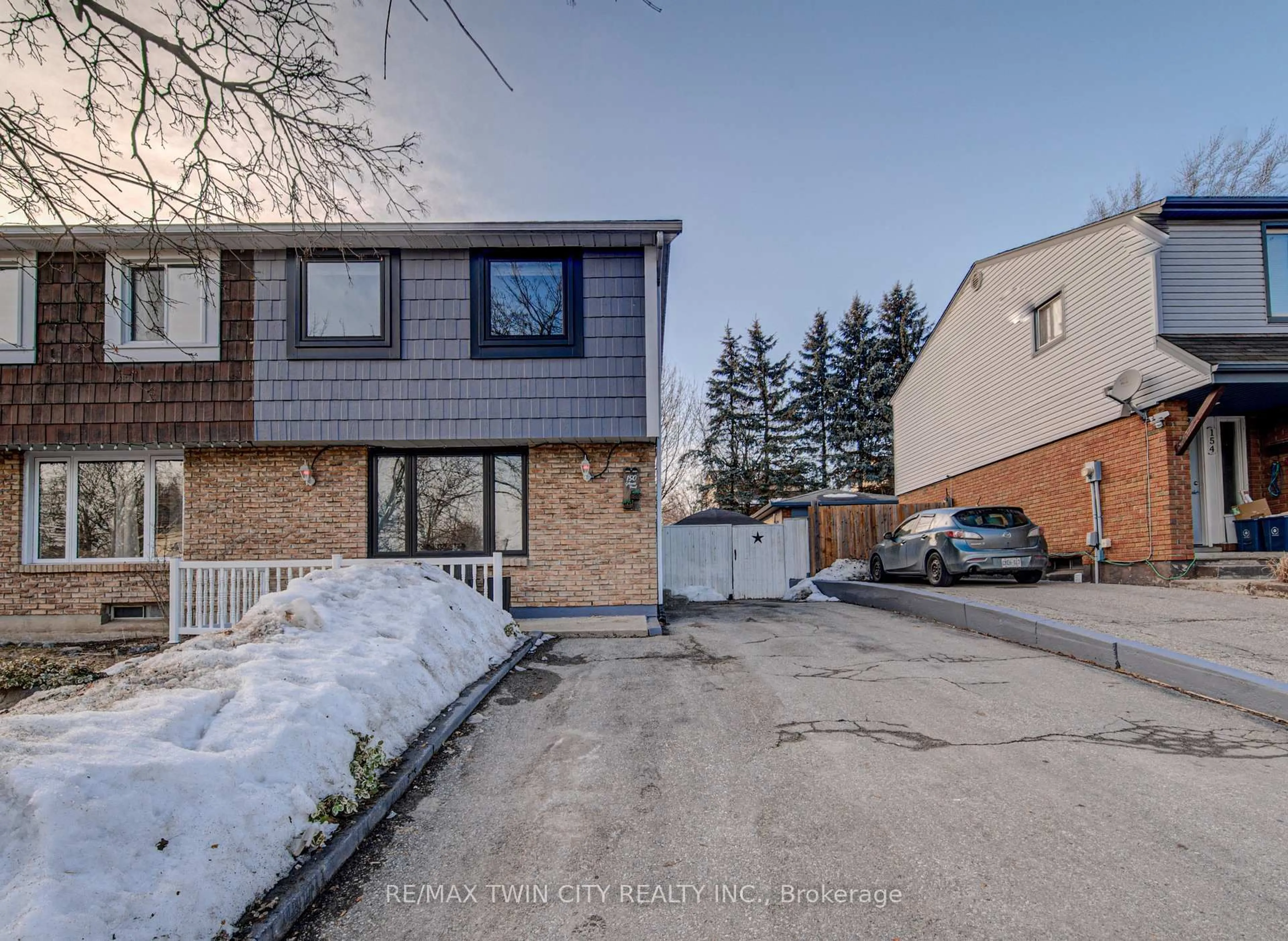 A pic from outside/outdoor area/front of a property/back of a property/a pic from drone, street for 150 Glamis Rd, Cambridge Ontario N1R 6S9