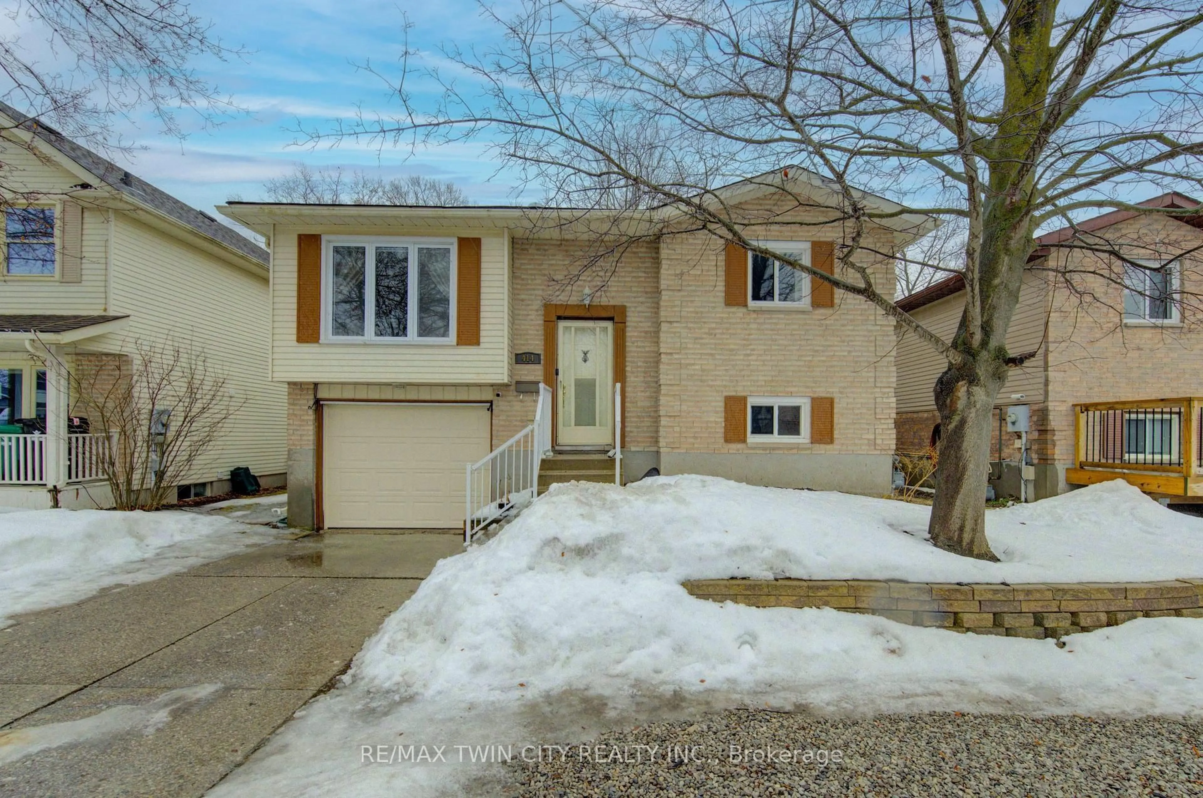 Home with vinyl exterior material, street for 414 WOODS Lane, Cambridge Ontario N3H 5J4