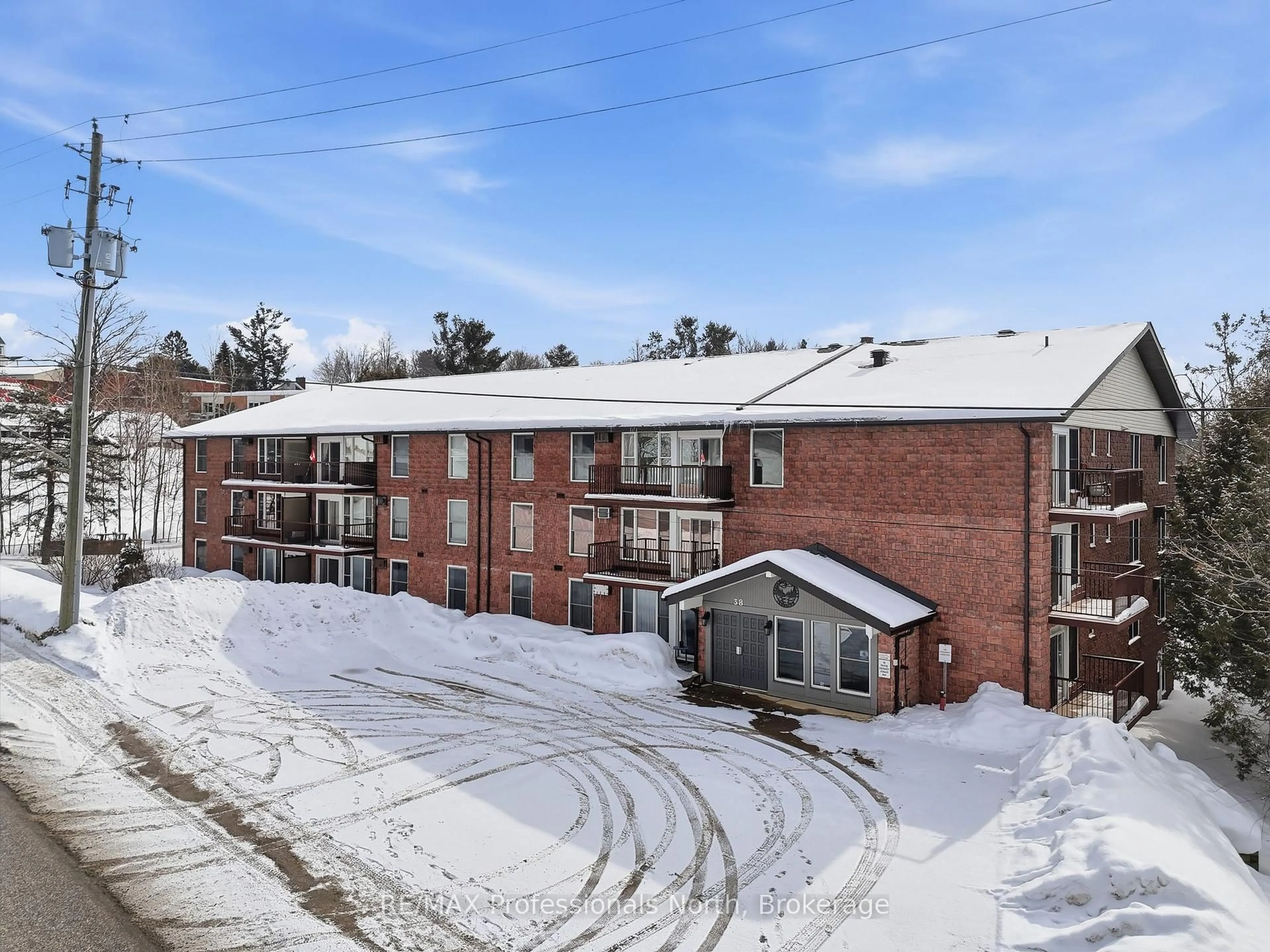 A pic from outside/outdoor area/front of a property/back of a property/a pic from drone, mountain view for 38 Monck Rd #105, Bracebridge Ontario P1L 1P4