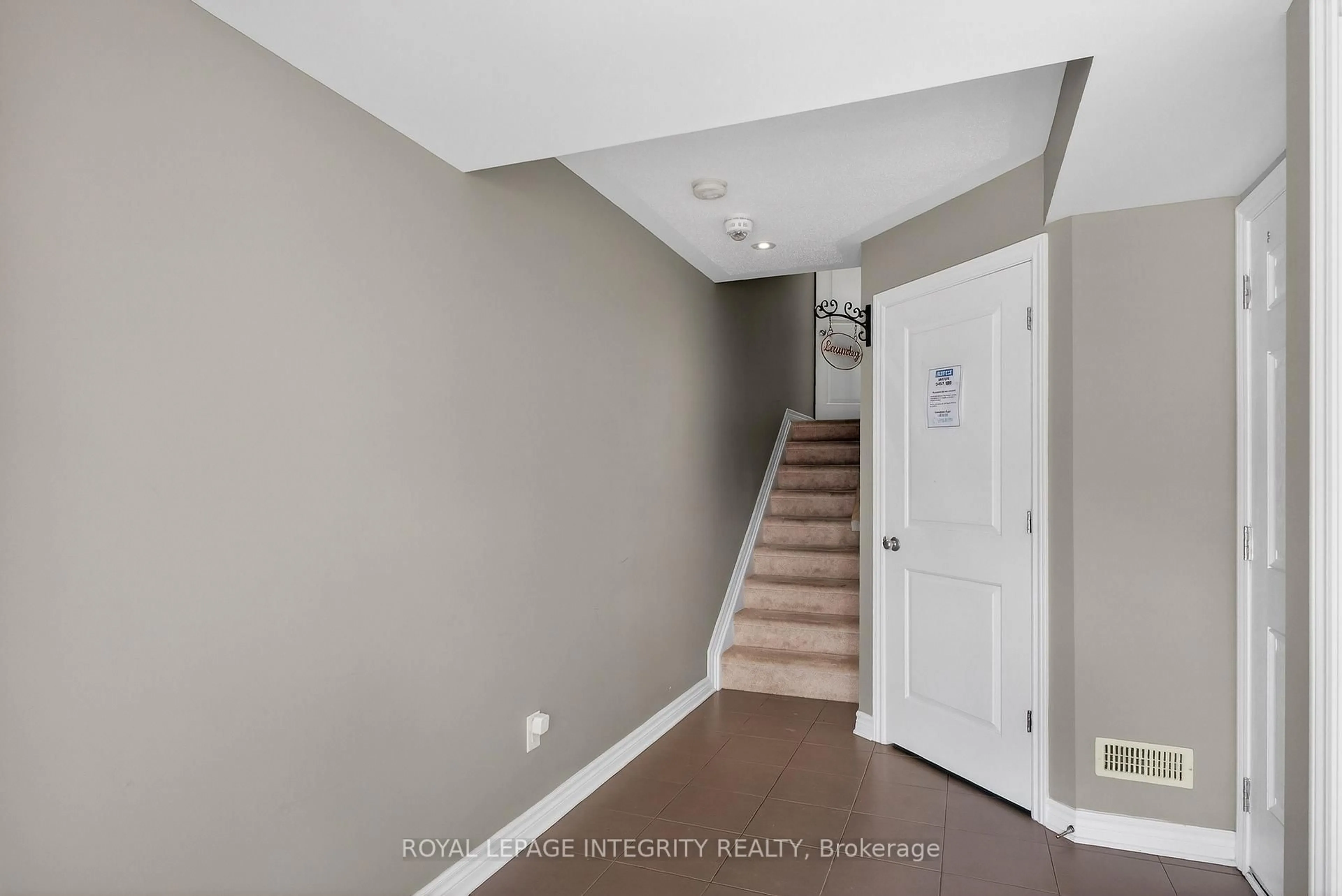 Indoor entryway for 630 Lauraleaf Cres, Ottawa Ontario K2J 6G9