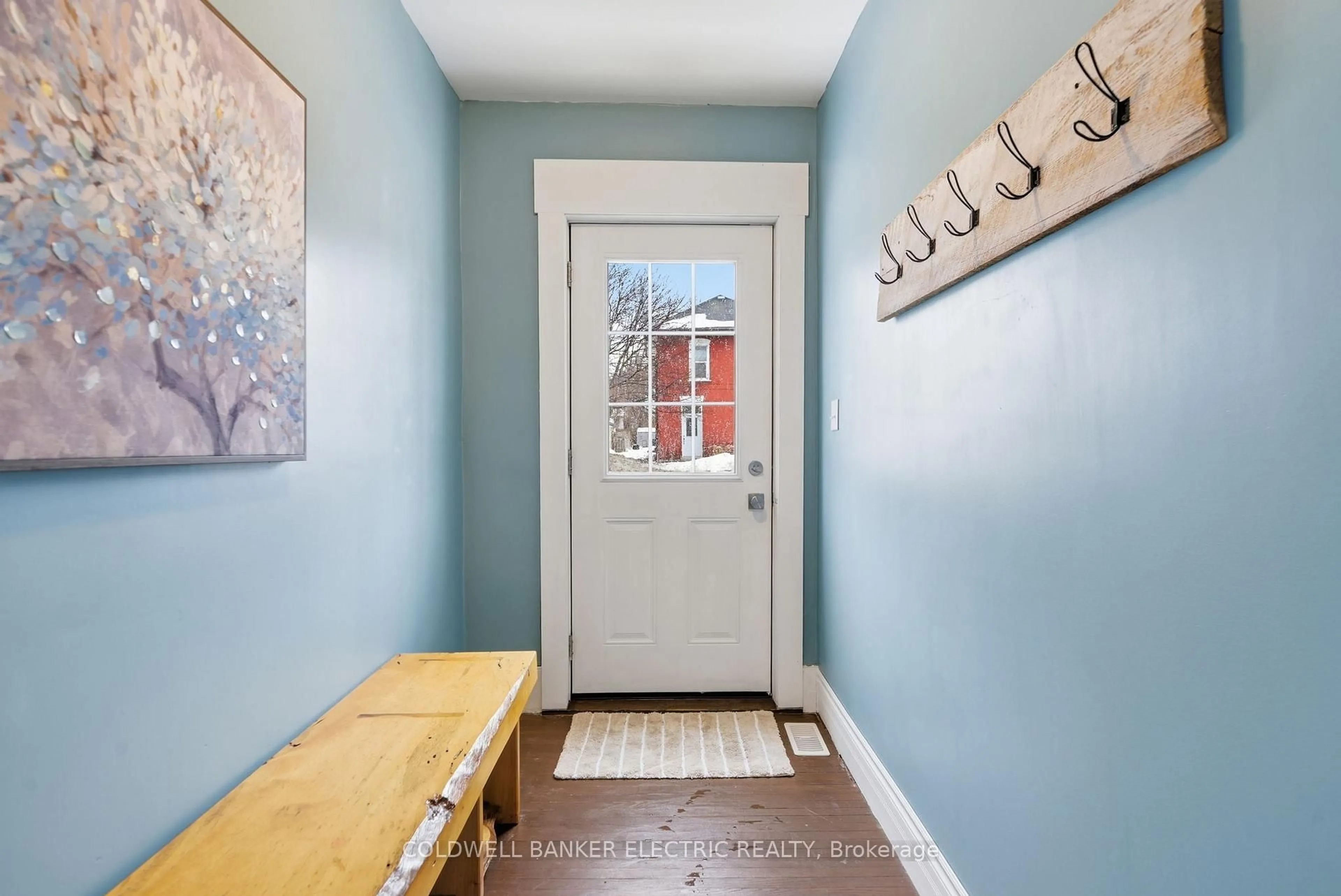 Indoor entryway for 607 Armour Rd, Peterborough Ontario K9H 1Z3