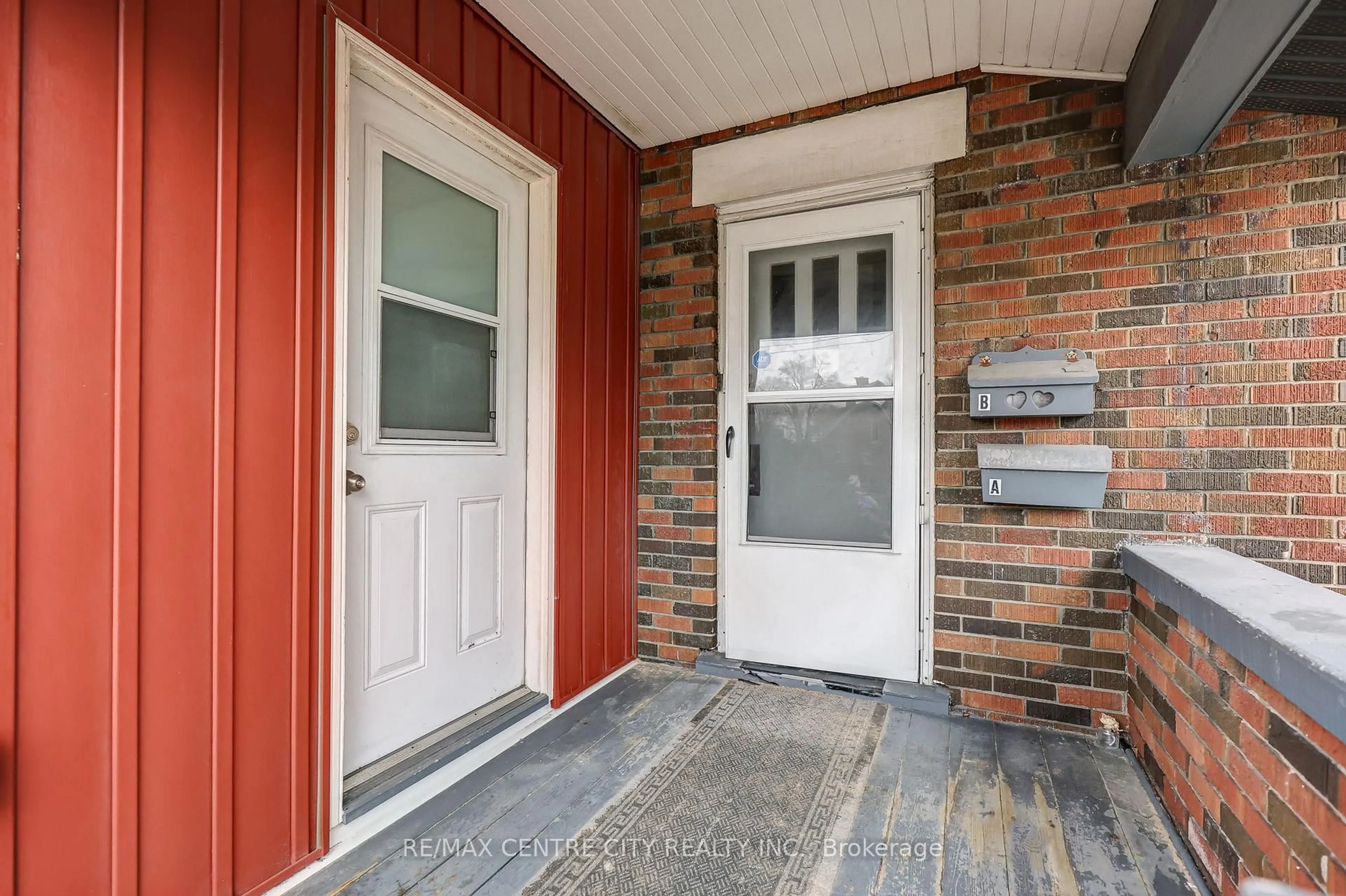 Indoor entryway for 84 Wharncliffe Rd, London South Ontario N6J 2K1