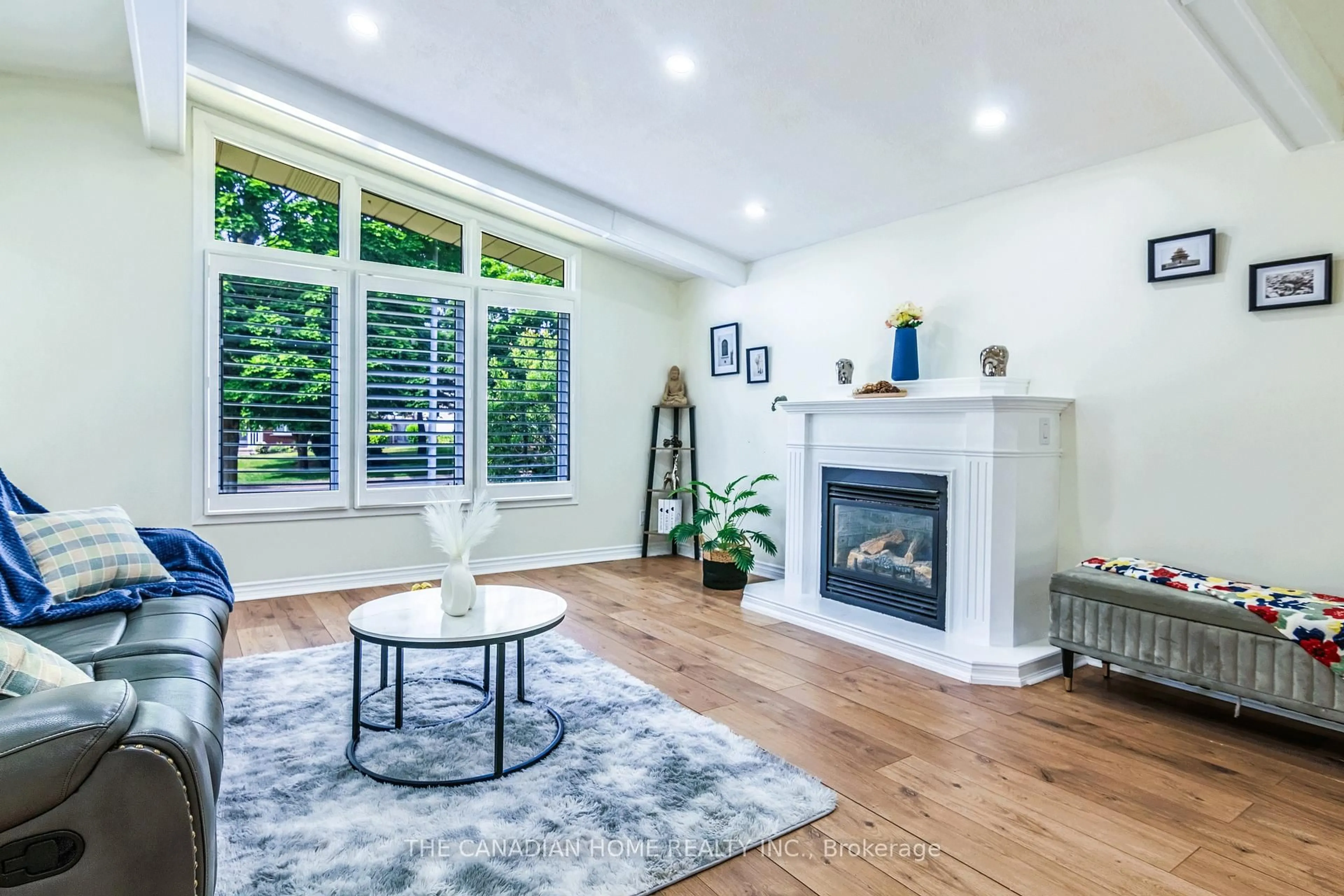 Living room with furniture, wood/laminate floor for 350 Boxbury Dr, Waterloo Ontario N2K 1W2