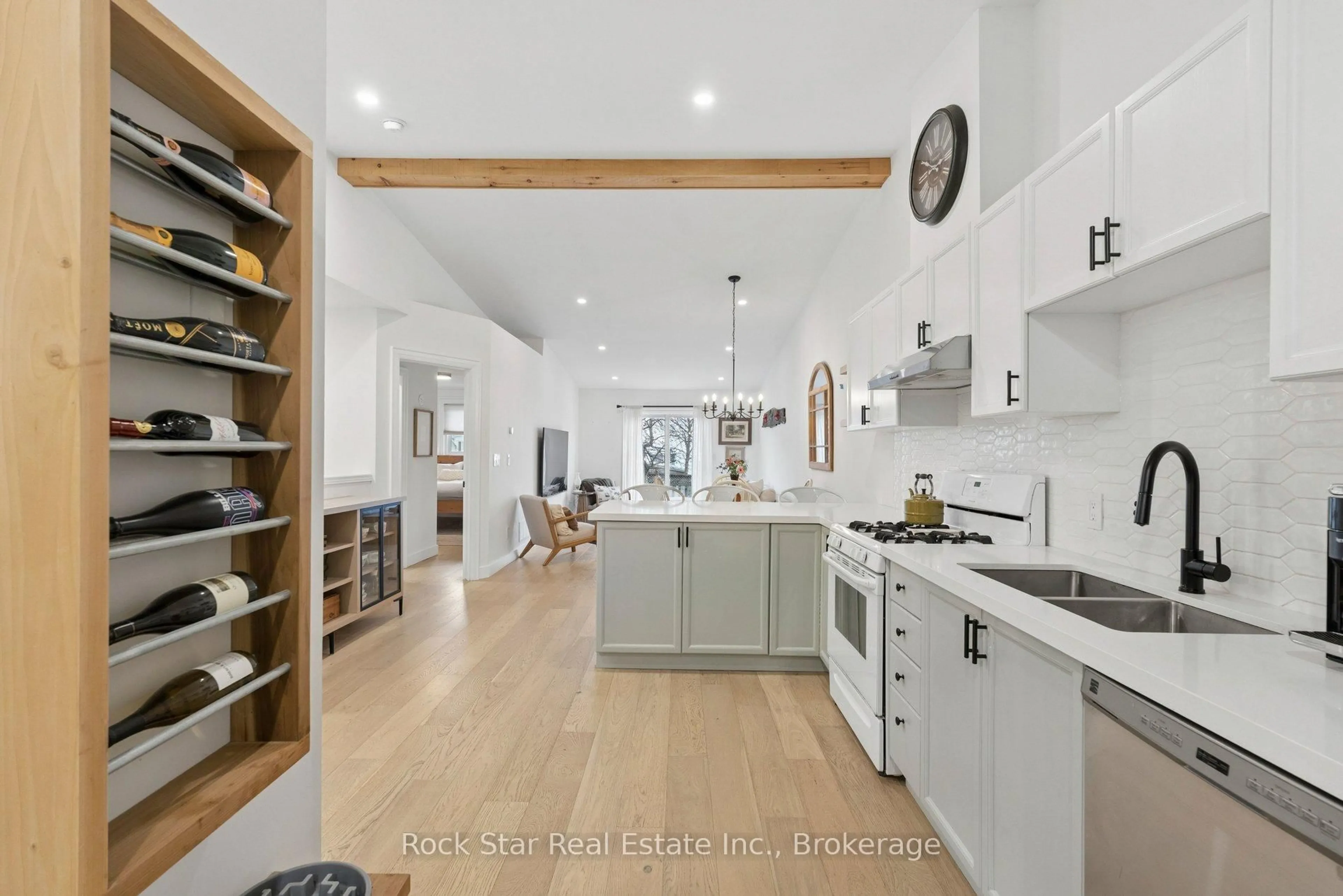 Open concept kitchen, unknown for 4467 Michael Ave, Lincoln Ontario L3J 0E2