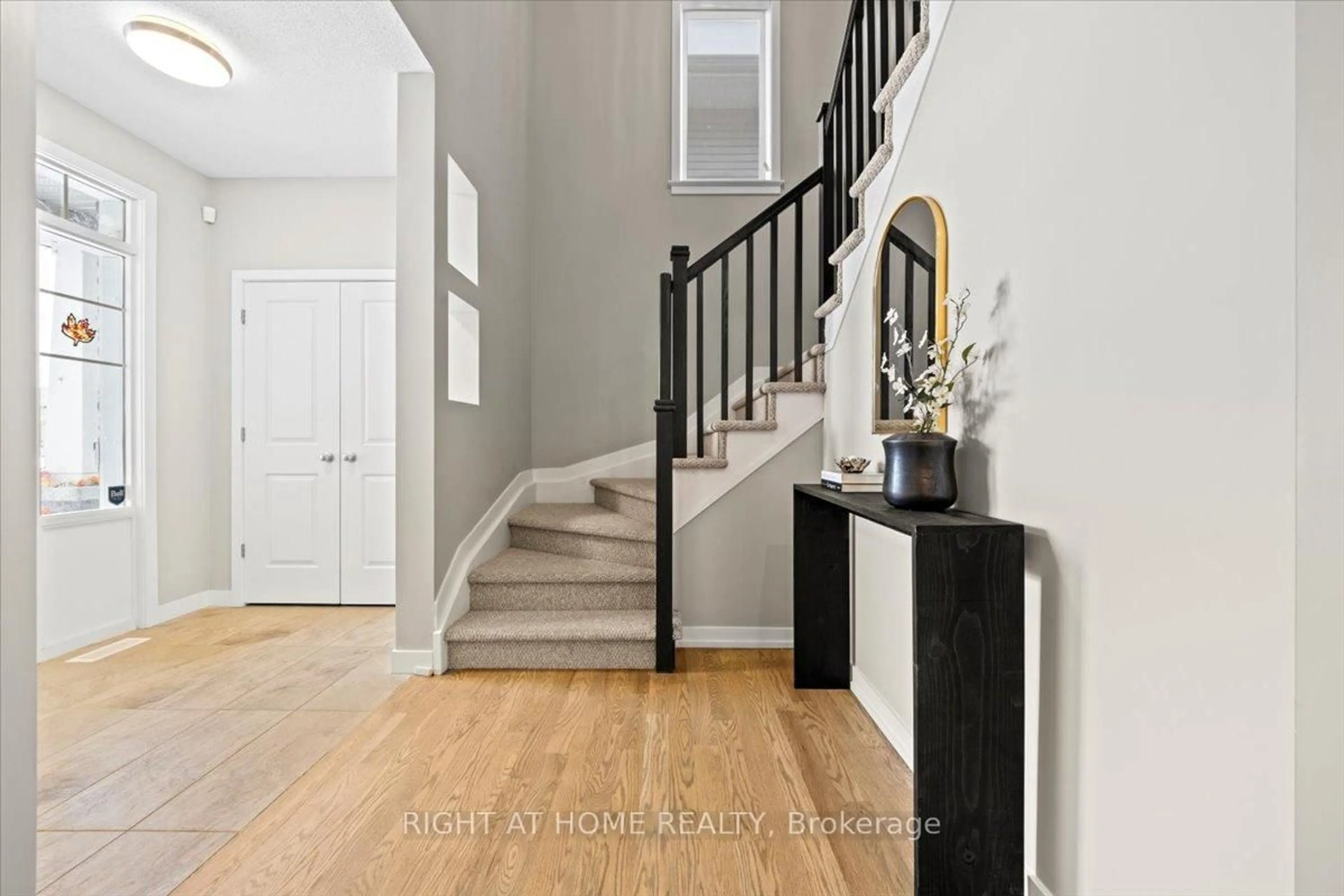 Indoor entryway for 319 Oxer Pl, Ottawa Ontario K2V 0C6