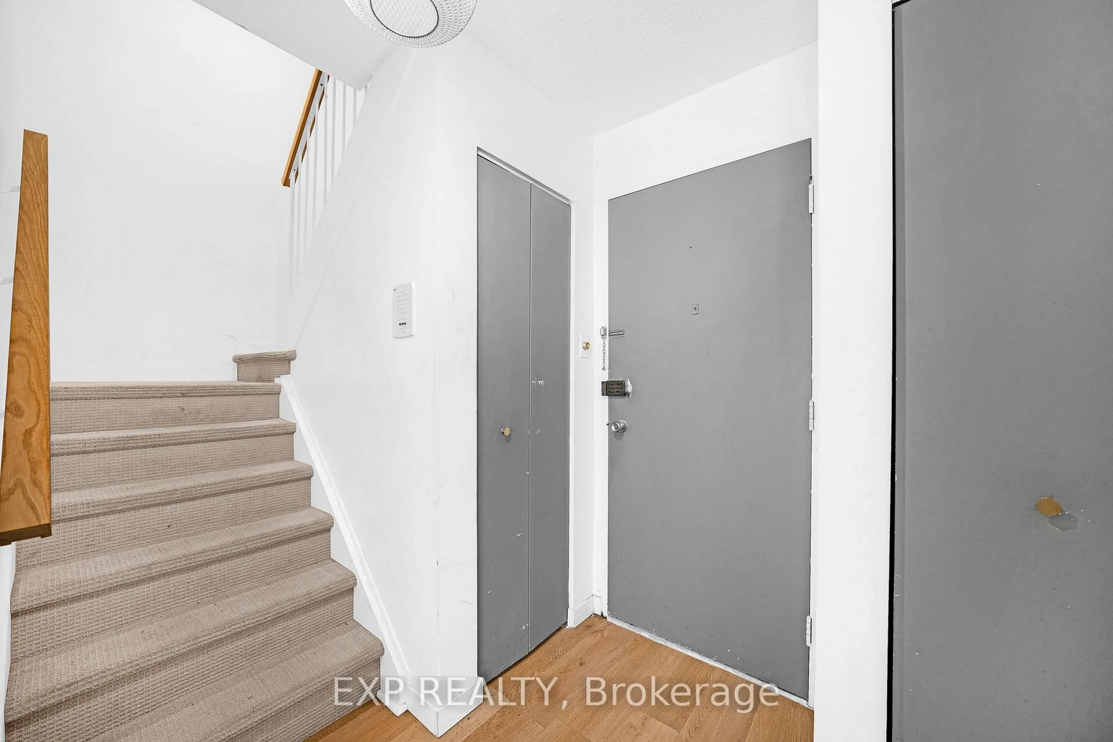 Indoor entryway for 2080 Ogilvie Rd #11K, Ottawa Ontario K1J 7N8