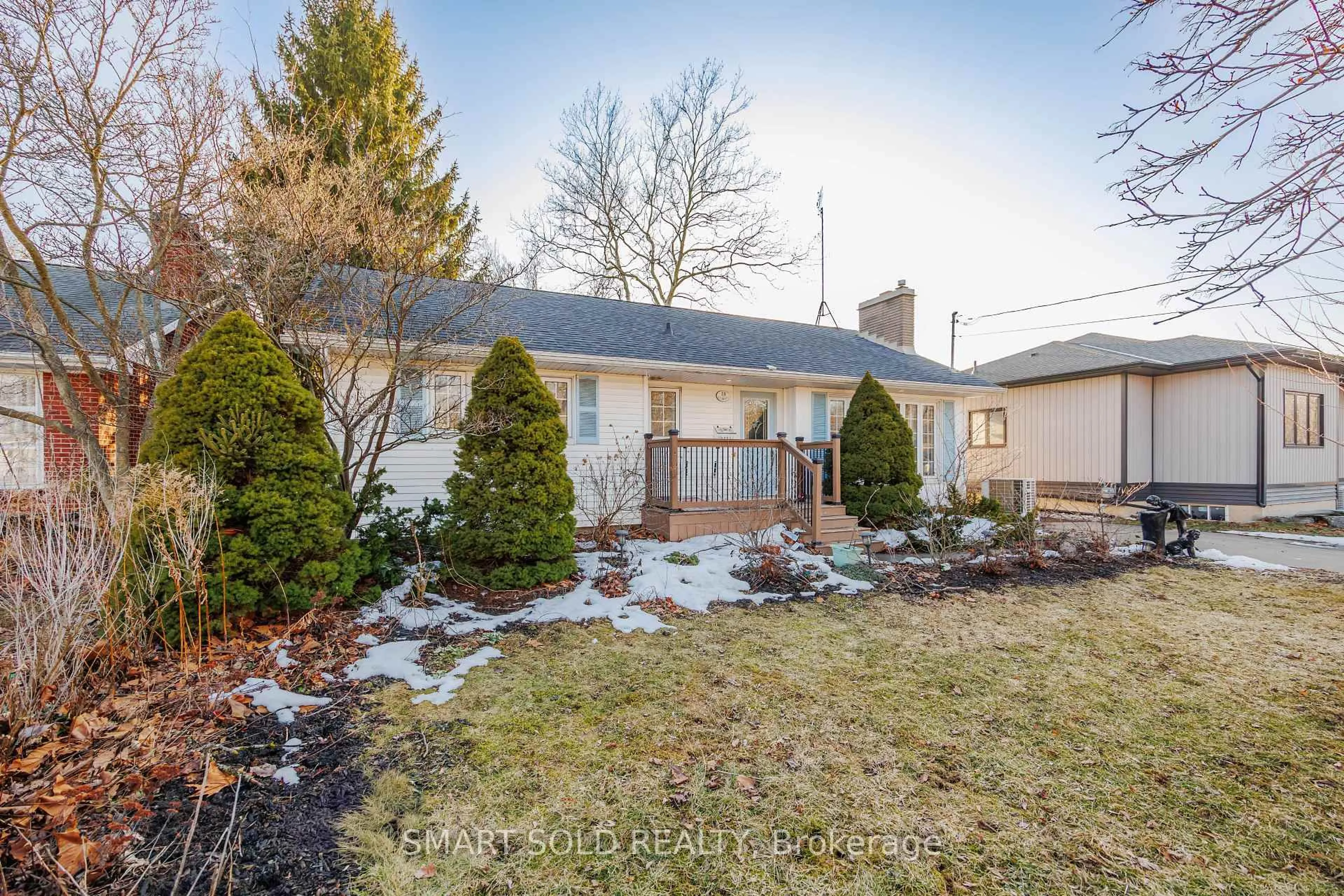 A pic from outside/outdoor area/front of a property/back of a property/a pic from drone, street for 18 Marlene Dr, St. Catharines Ontario L2T 3E8