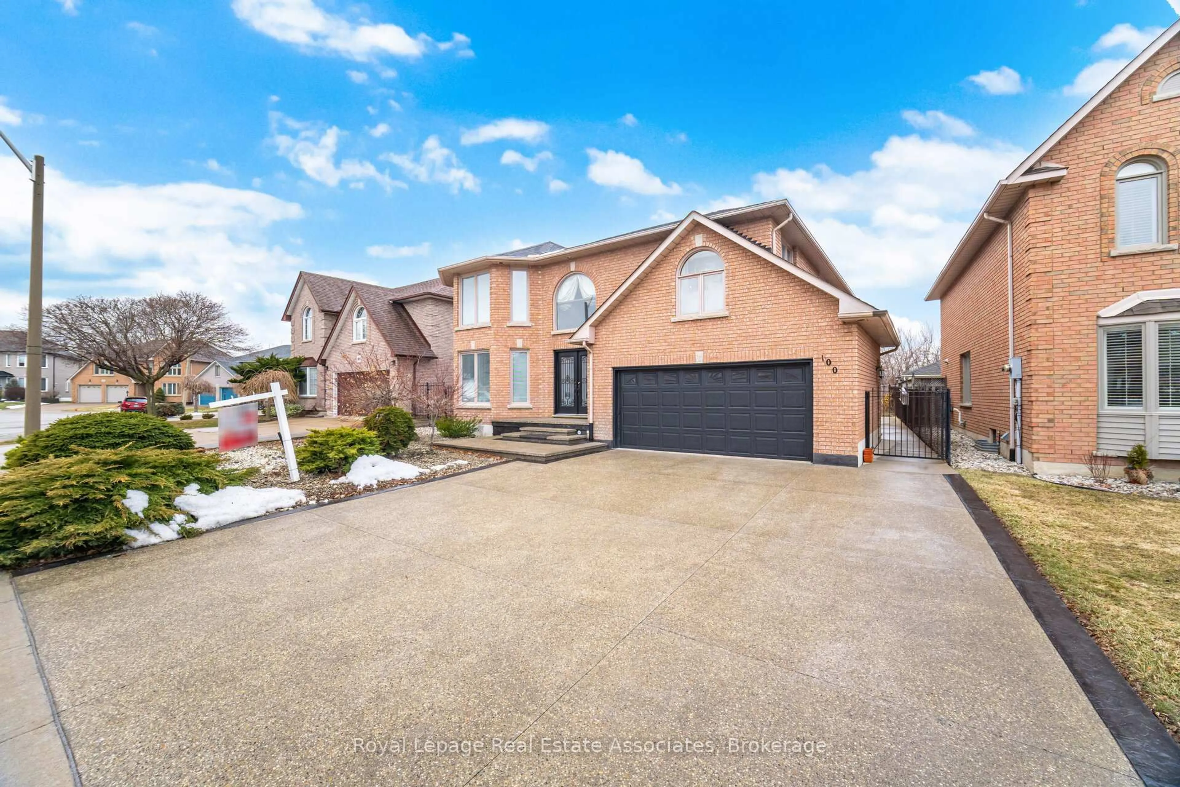 A pic from outside/outdoor area/front of a property/back of a property/a pic from drone, street for 100 National Dr, Hamilton Ontario L8G 5B3