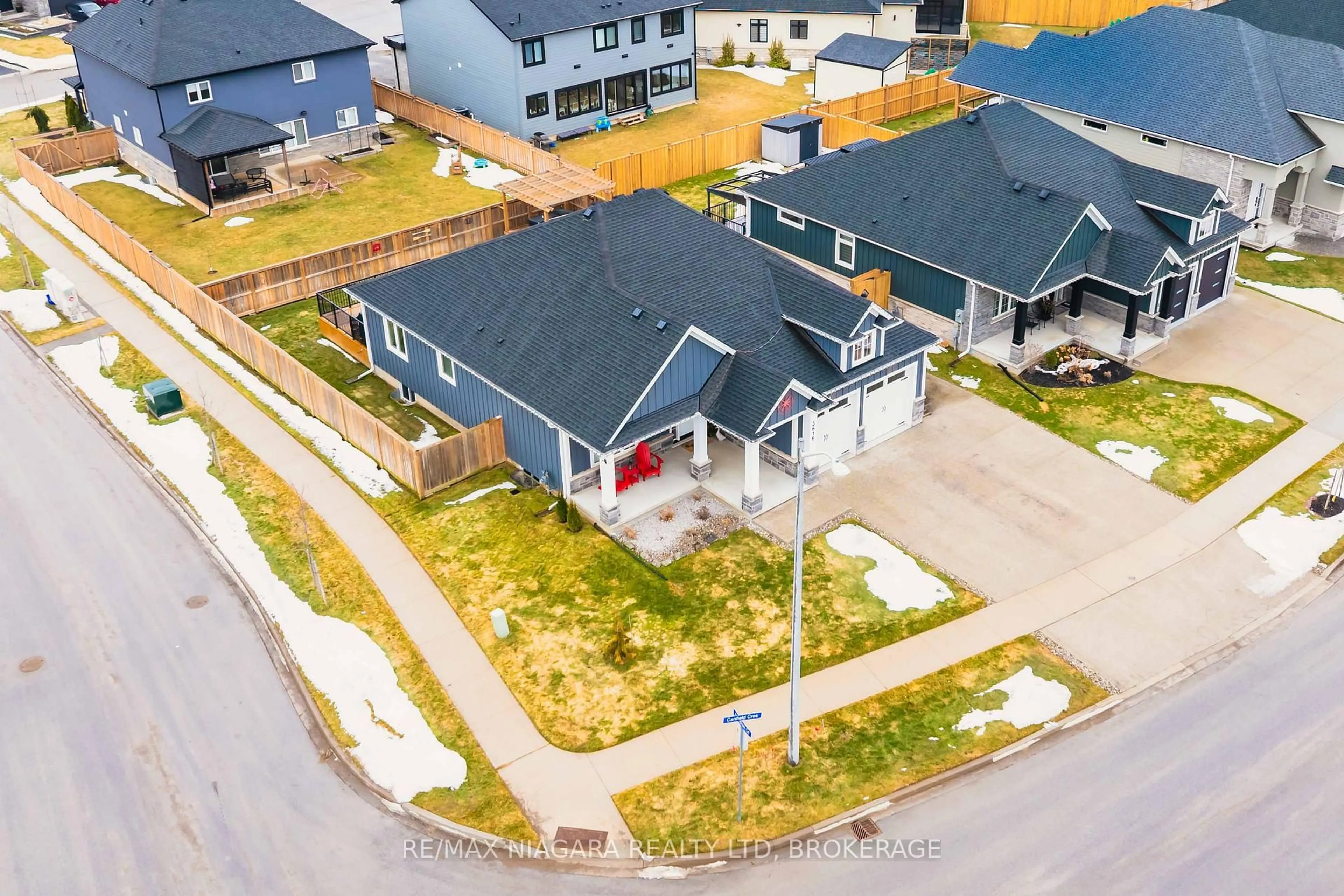 A pic from outside/outdoor area/front of a property/back of a property/a pic from drone, street for 3616 Canfield Cres, Fort Erie Ontario L0S 1S0