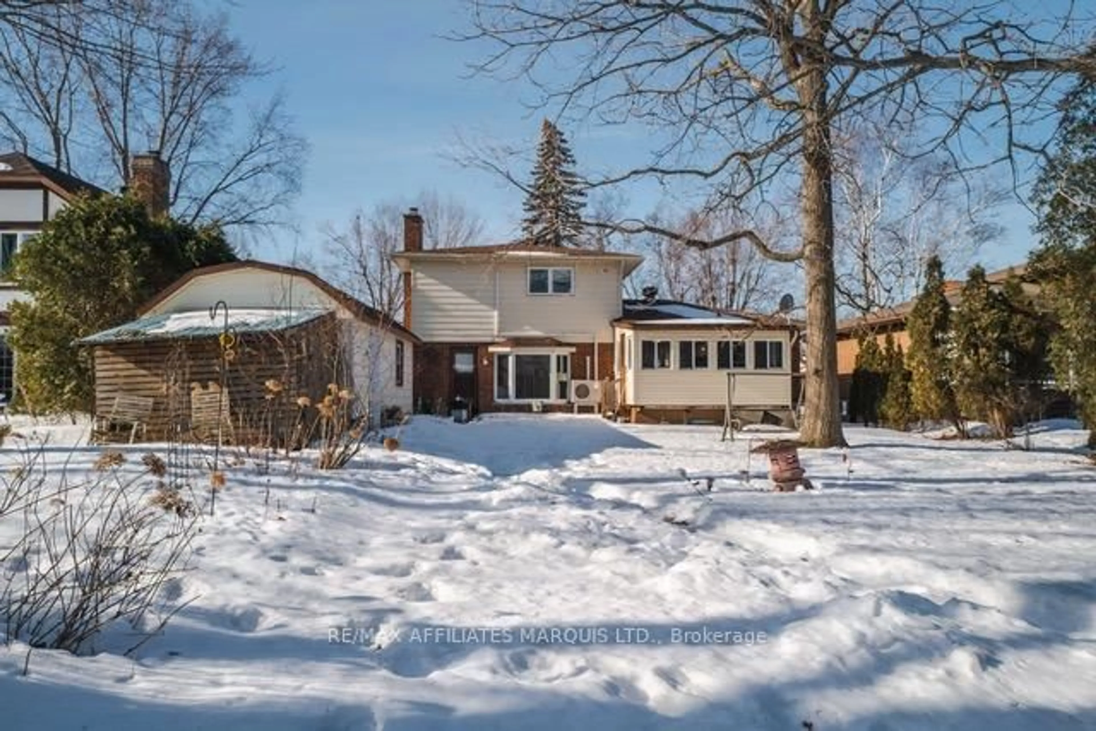 A pic from outside/outdoor area/front of a property/back of a property/a pic from drone, street for 577 Lynwood Dr, Cornwall Ontario K6H 5W7