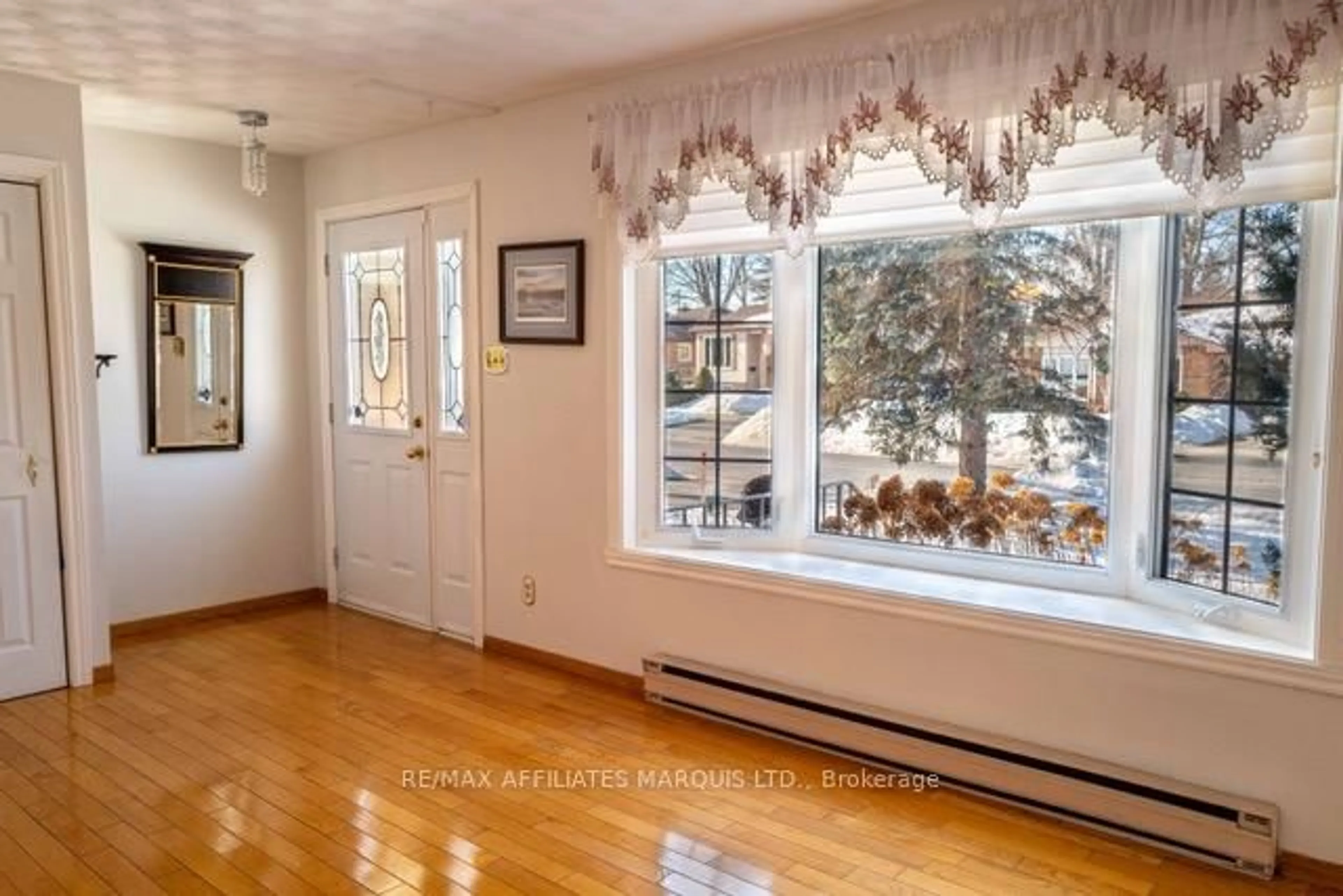 Indoor entryway for 577 Lynwood Dr, Cornwall Ontario K6H 5W7