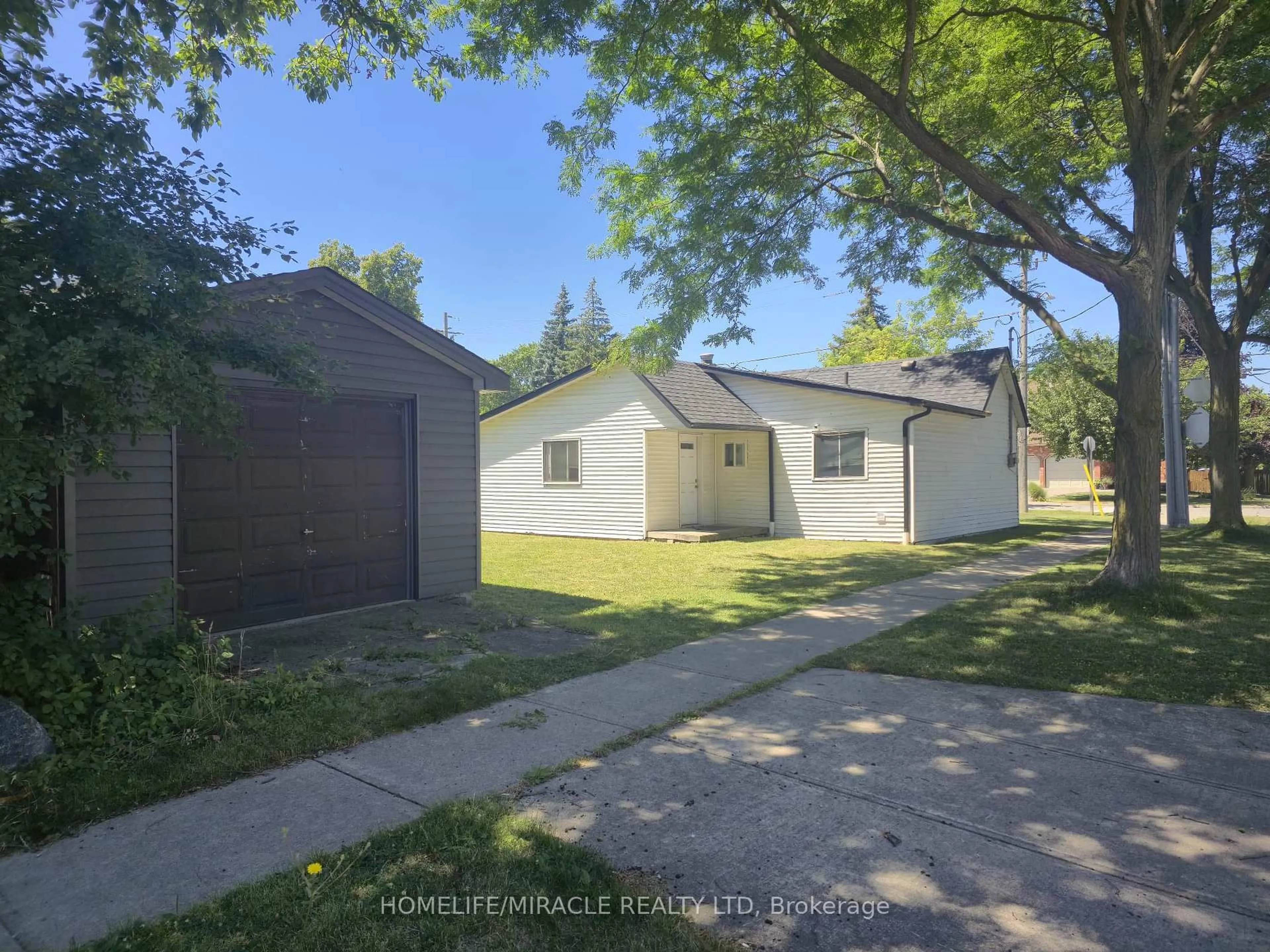 A pic from outside/outdoor area/front of a property/back of a property/a pic from drone, street for 82 Teal Ave, Hamilton Ontario L8E 3B2