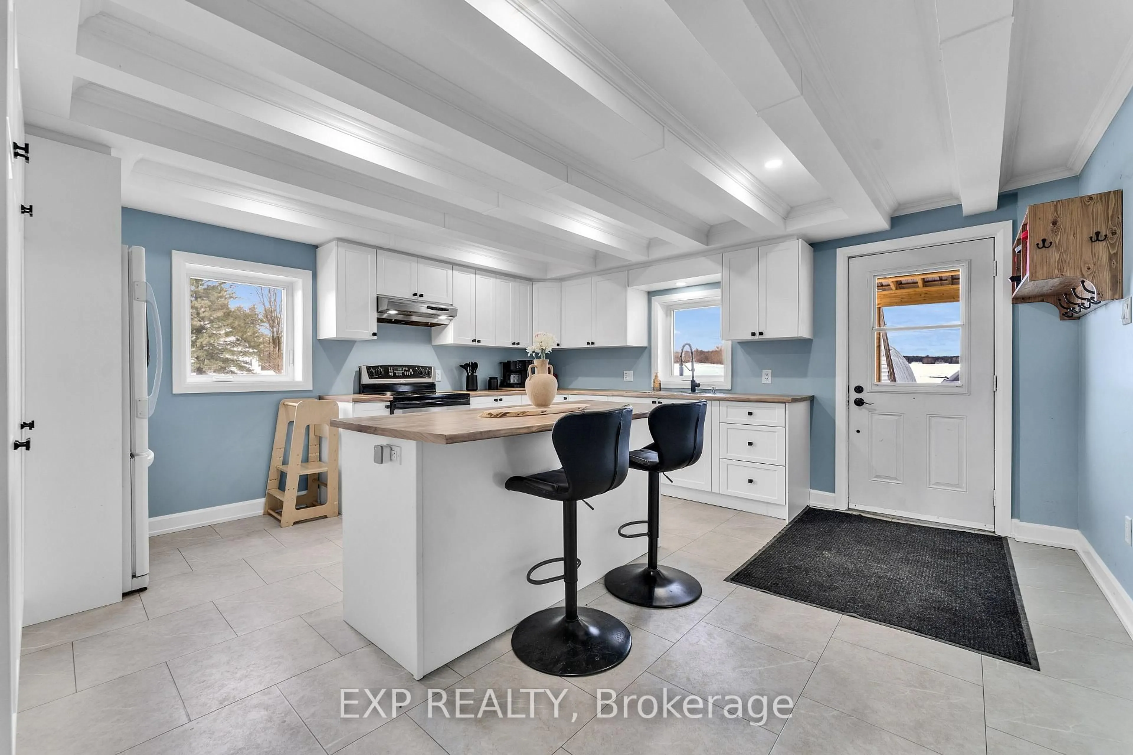 Open concept kitchen, ceramic/tile floor for 1526 Landry St, Clarence-Rockland Ontario K0A 1N0