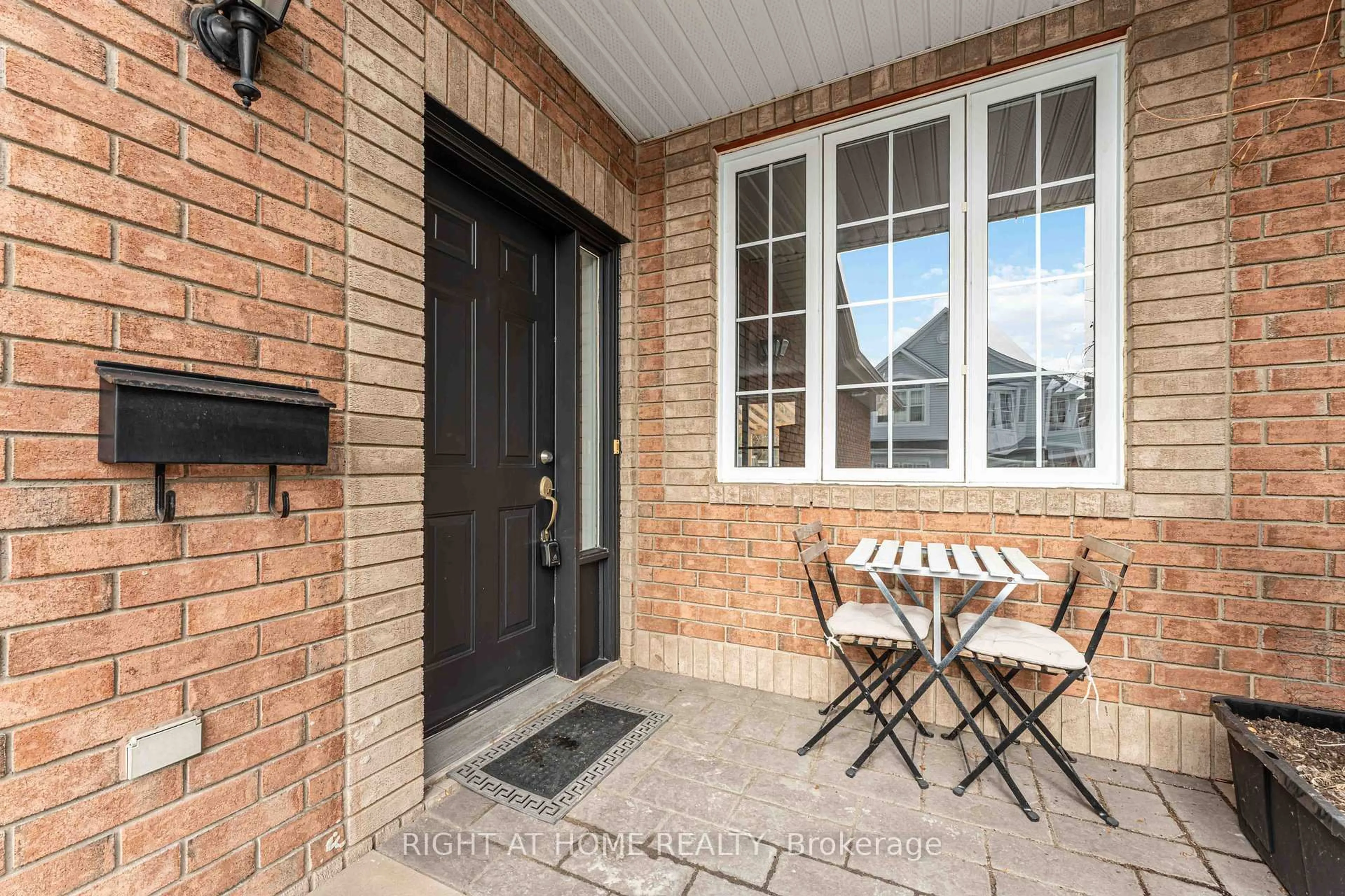 Unknown for 123 Kinross Private, Ottawa Ontario K2K 3P9