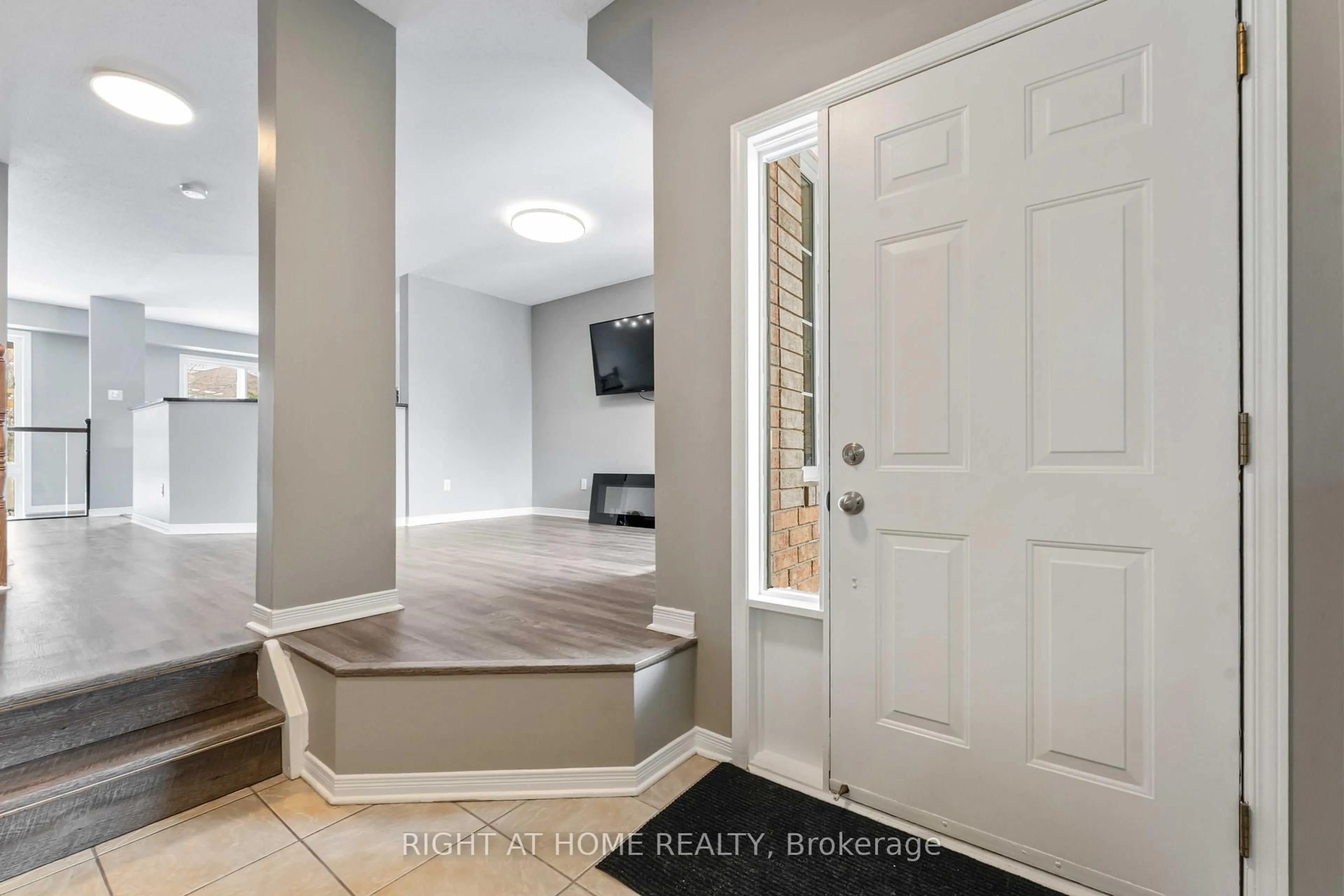 Indoor entryway for 123 Kinross Private, Ottawa Ontario K2K 3P9