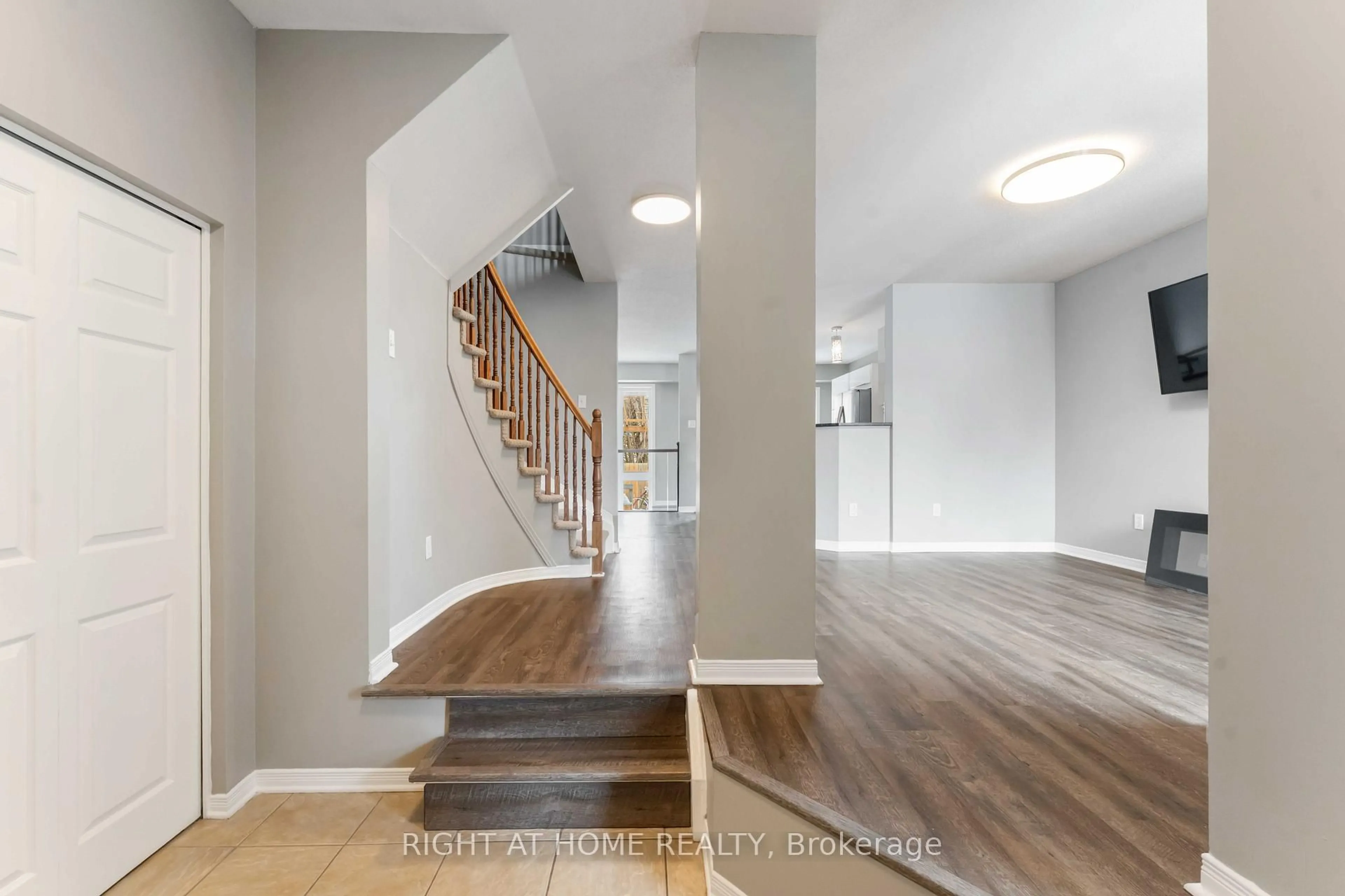 Indoor entryway for 123 Kinross Private, Ottawa Ontario K2K 3P9