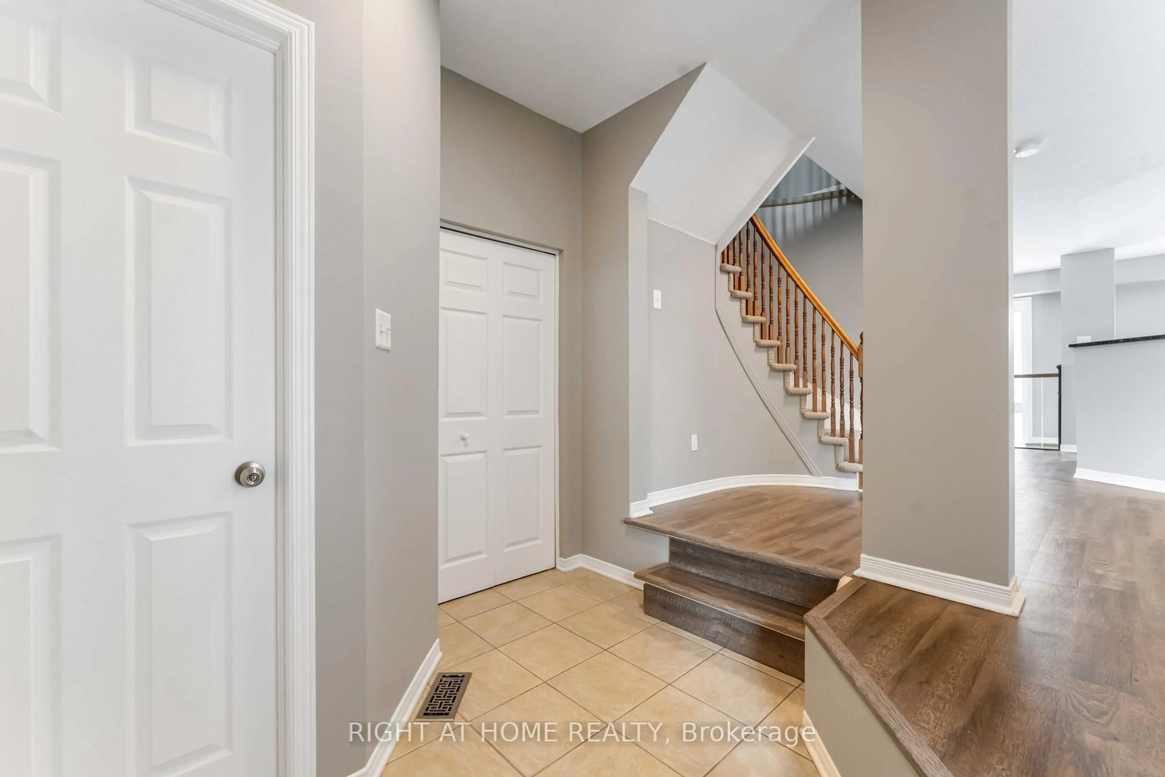 Indoor entryway for 123 Kinross Private, Ottawa Ontario K2K 3P9