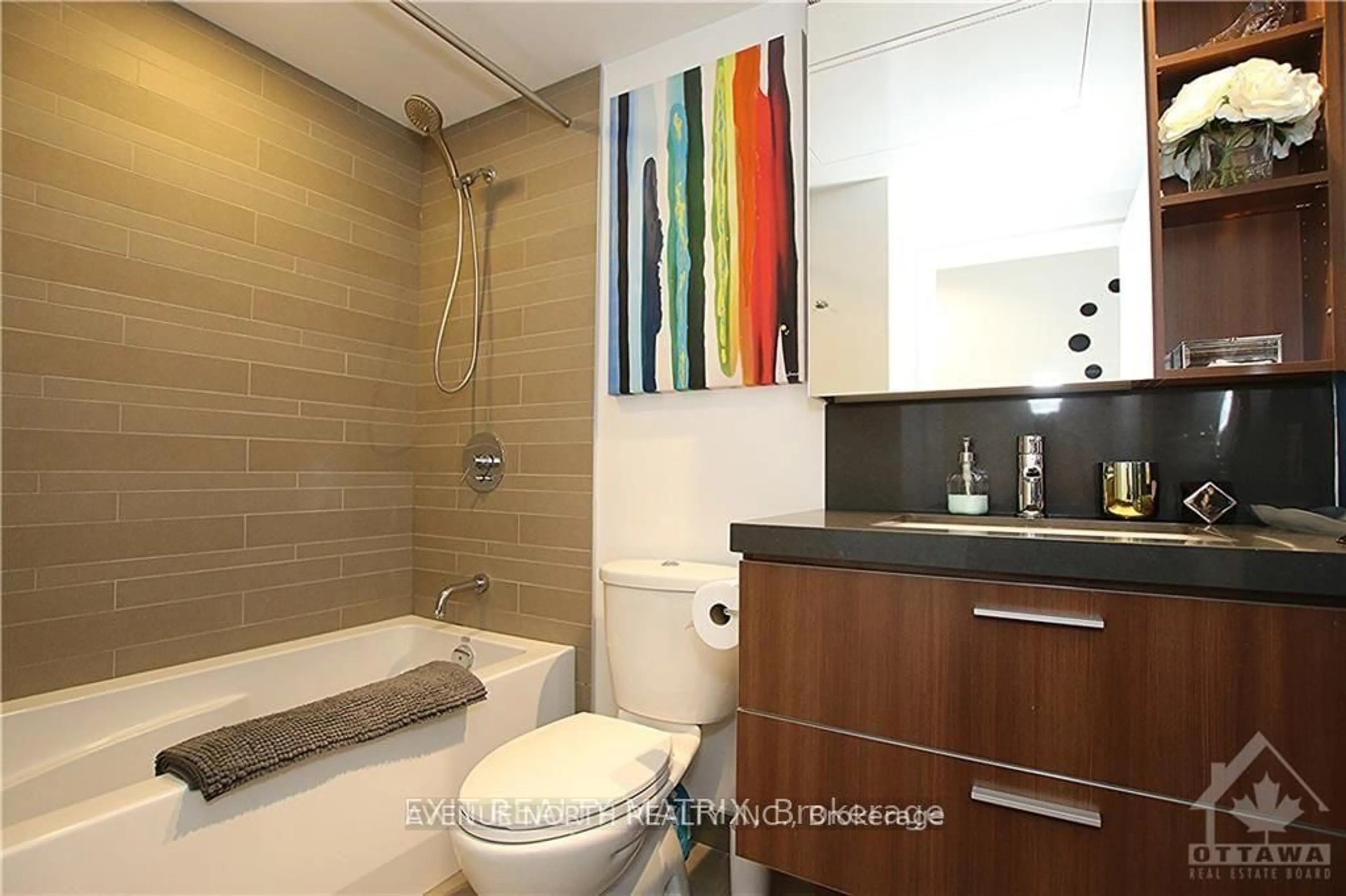 Contemporary bathroom, ceramic/tile floor for 340 MCLEOD St #938, Ottawa Ontario K2P 1A9