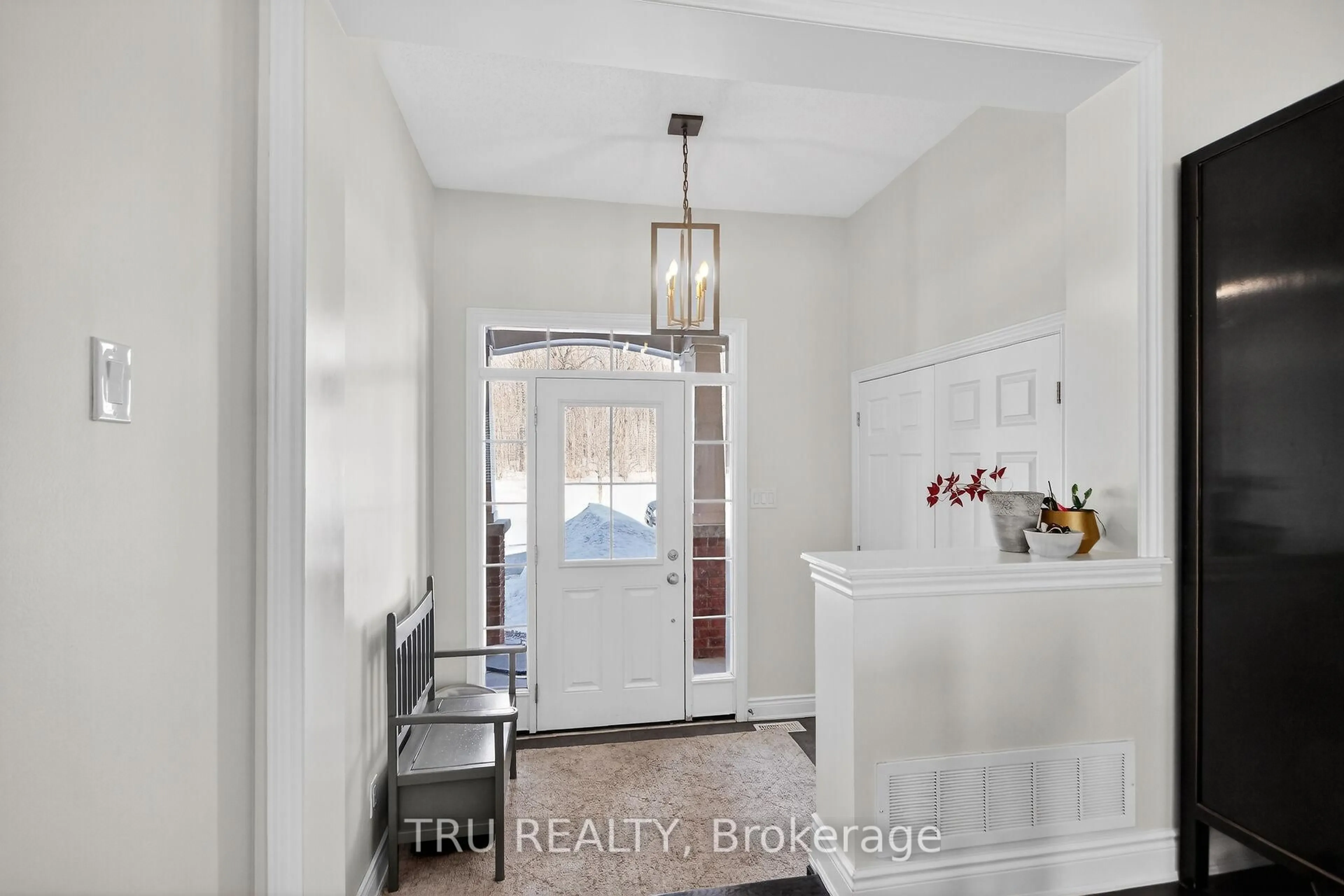 Indoor entryway for 126 Pinelock St, Ottawa Ontario K2M 0L5