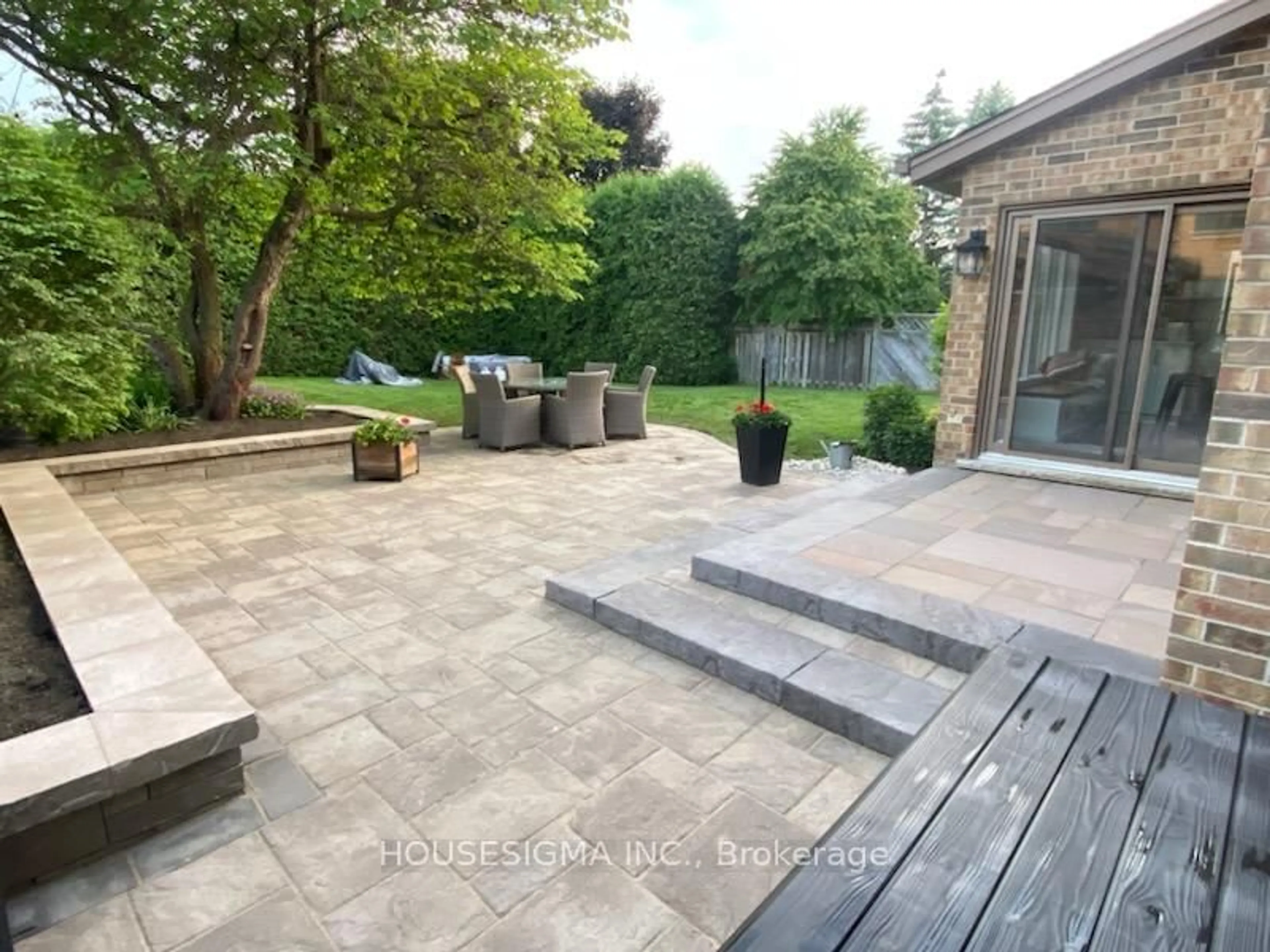 Patio, street for 4 Mulberry Crt, Guelph Ontario N1C 1A6